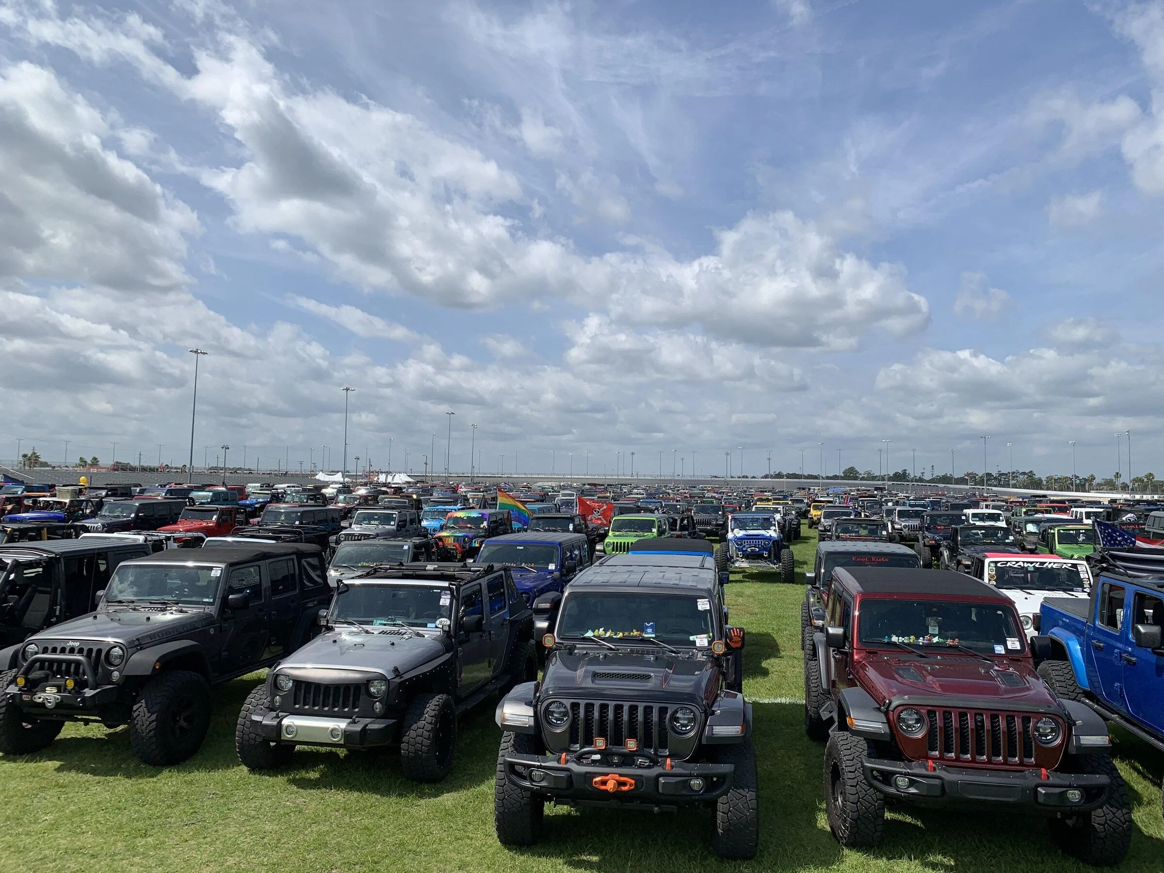 Jeep Gladiator Jeeps Parking Next To Jeeps 78357B10-D5B6-4EDE-AD5B-9FCE43D64BF4