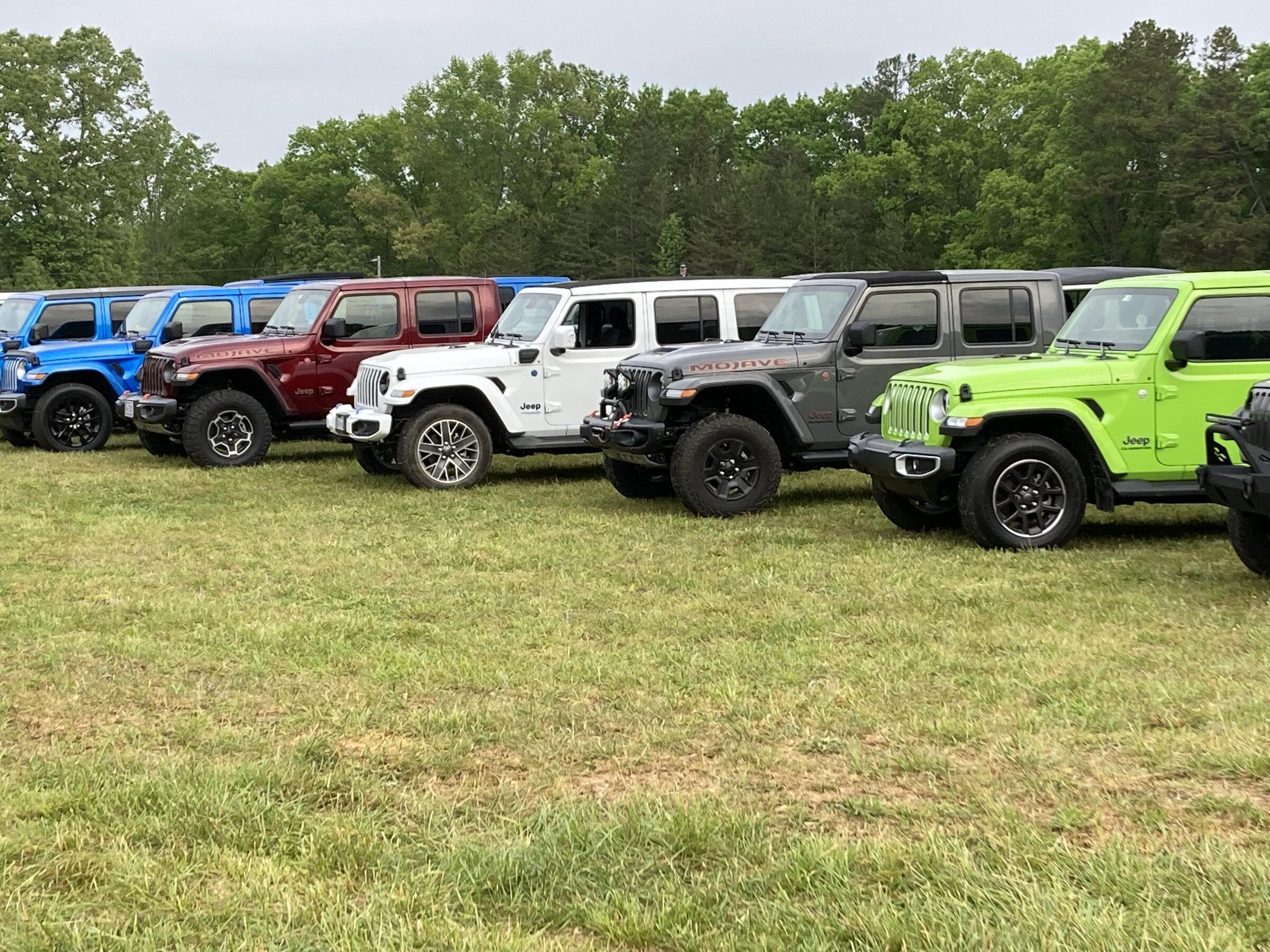 Jeep Gladiator Jeeps Parking Next To Jeeps 7 Jeeps next to Jeeps