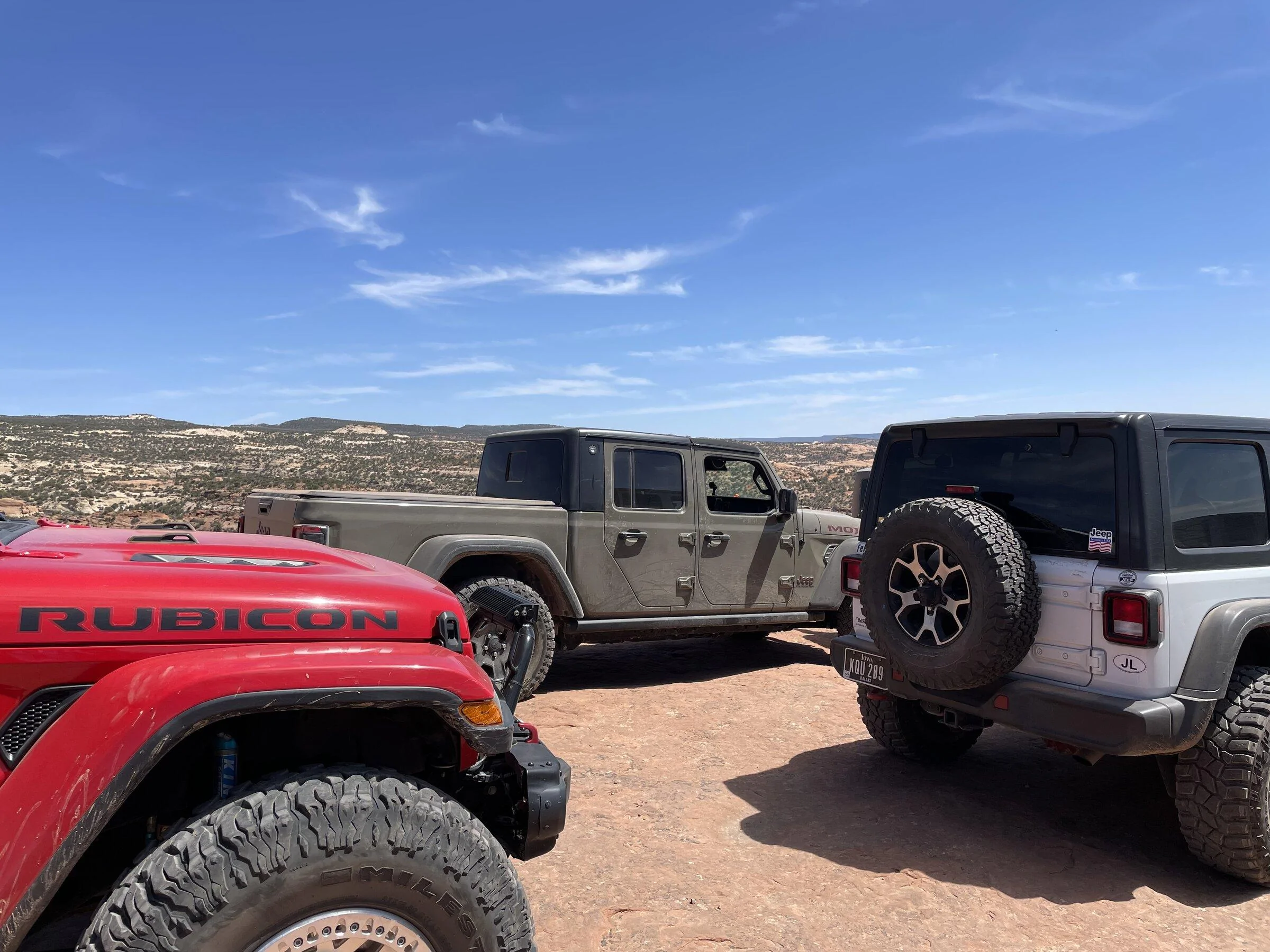 Jeep Gladiator Jeeps Parking Next To Jeeps 092872FA-516B-41CE-B6D9-A99688E7A5C1