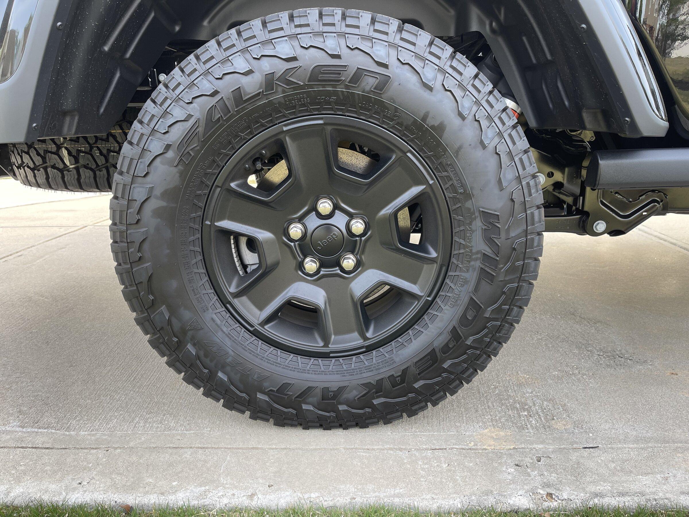 Jeep Gladiator Falken Wildpeak AT3 285/70/17 Mojave take offs (Charlotte, NC set of 5) BB3C4186-E75C-4F62-B489-BCB0DBCE54E6