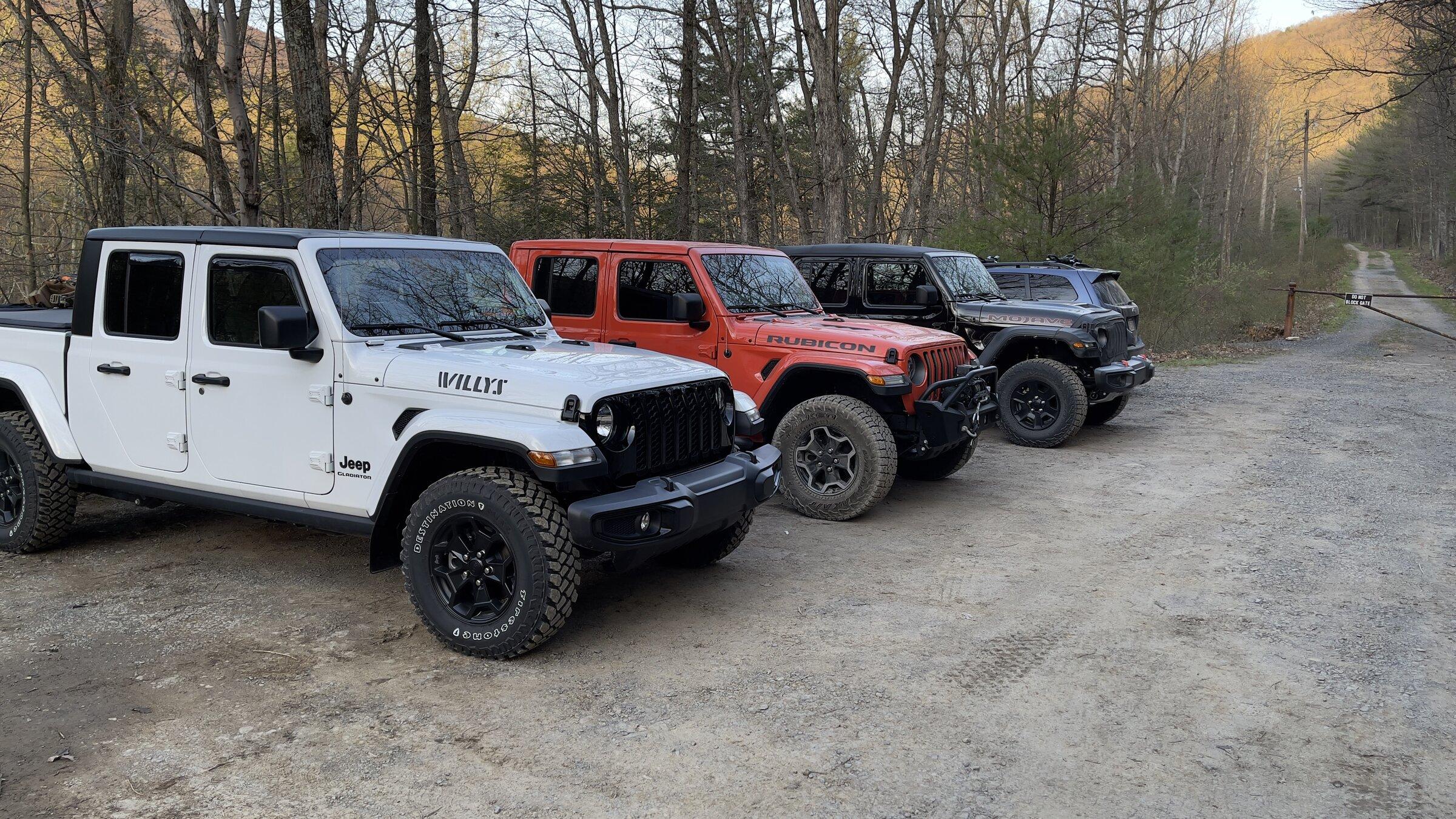 Jeep Gladiator Jeeps Parking Next To Jeeps 503F38BF-281F-433C-B703-BFDE9B82FB32