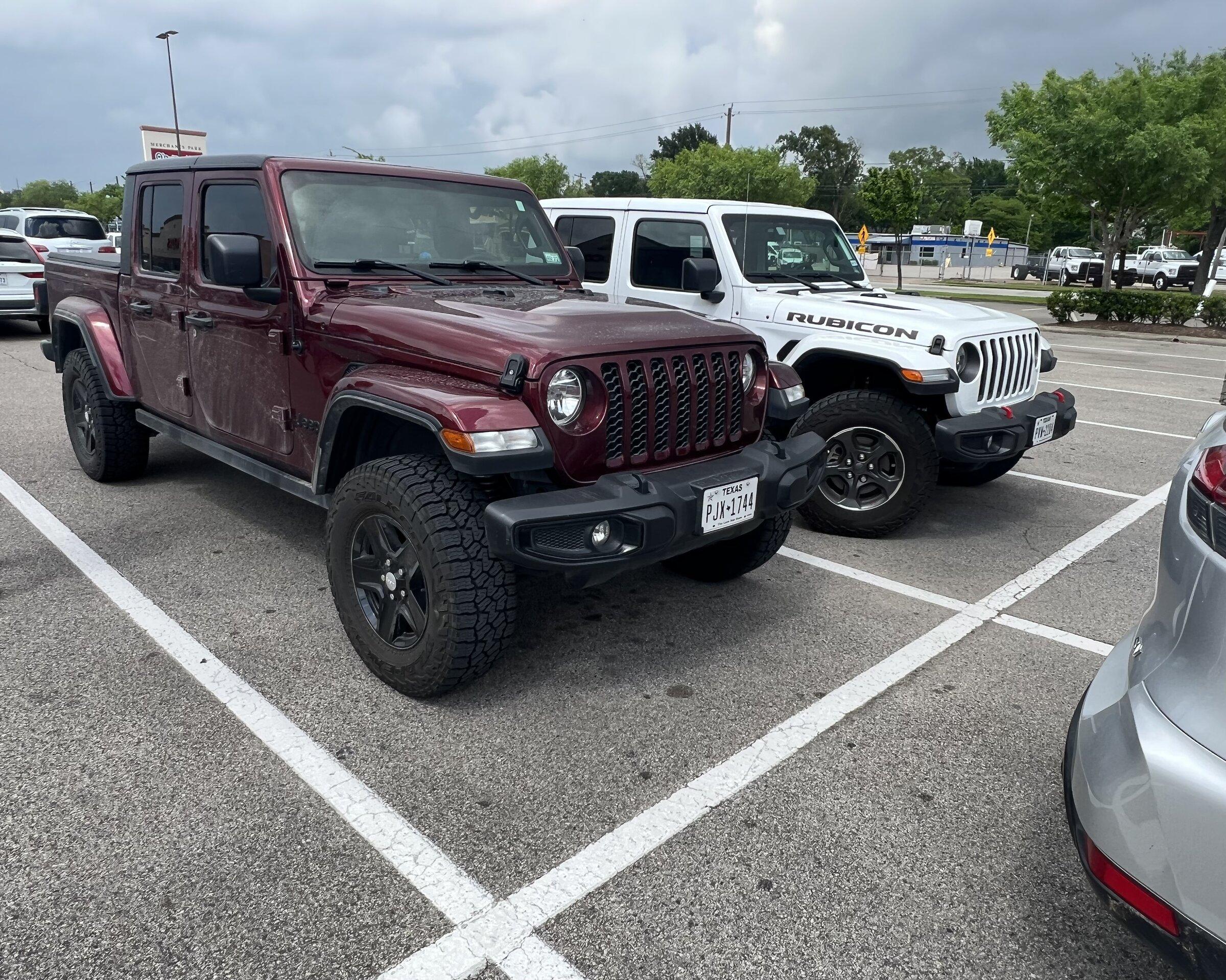 Jeep Gladiator Jeeps Parking Next To Jeeps 872487E7-699E-40BF-9029-B017F553CA0D