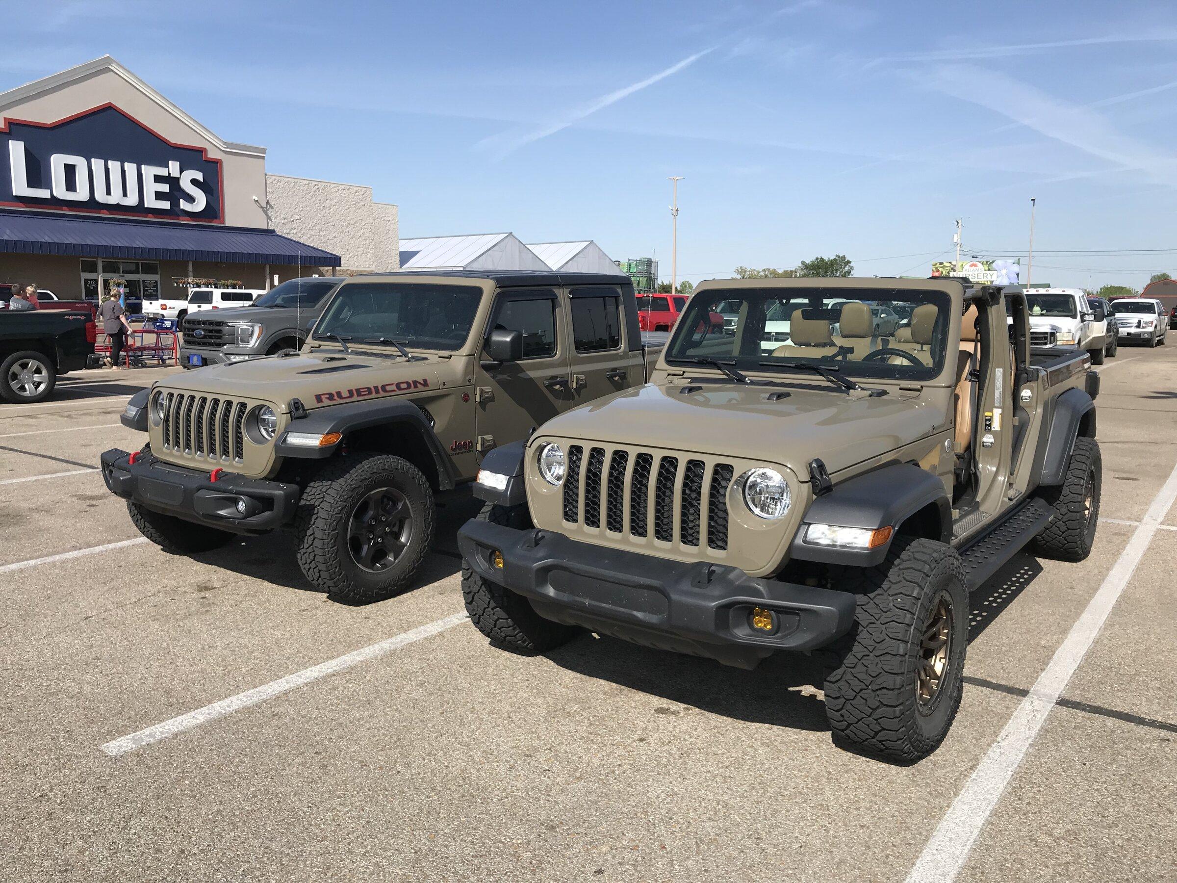 Jeep Gladiator Jeeps Parking Next To Jeeps 3DFE831E-1632-4325-98CA-AB3F05D0CACD