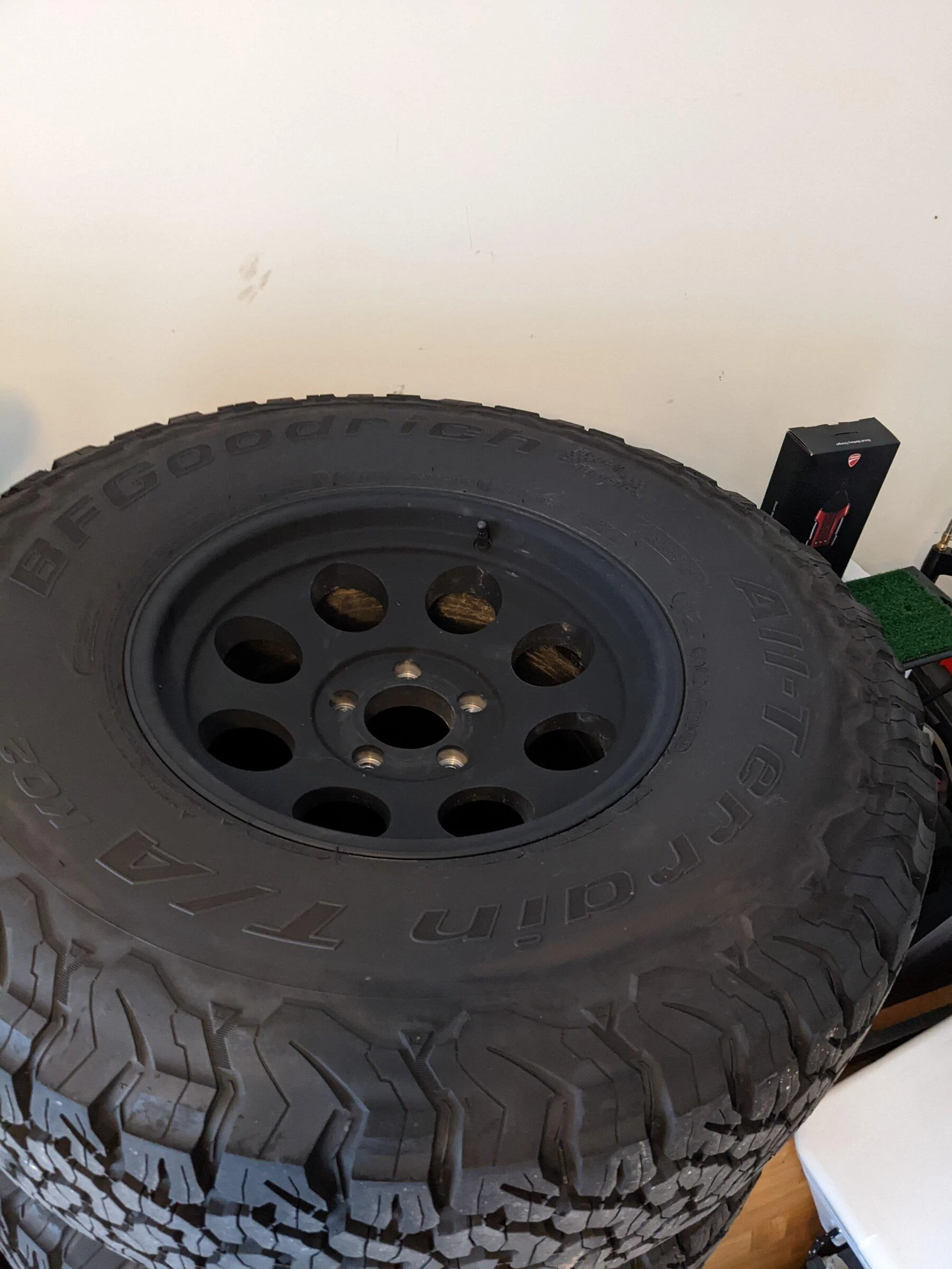Jeep Gladiator (5) Pro Comp 69 w/ (5) K02 37x12.50x17 and TPMS PXL_20220501_232119494
