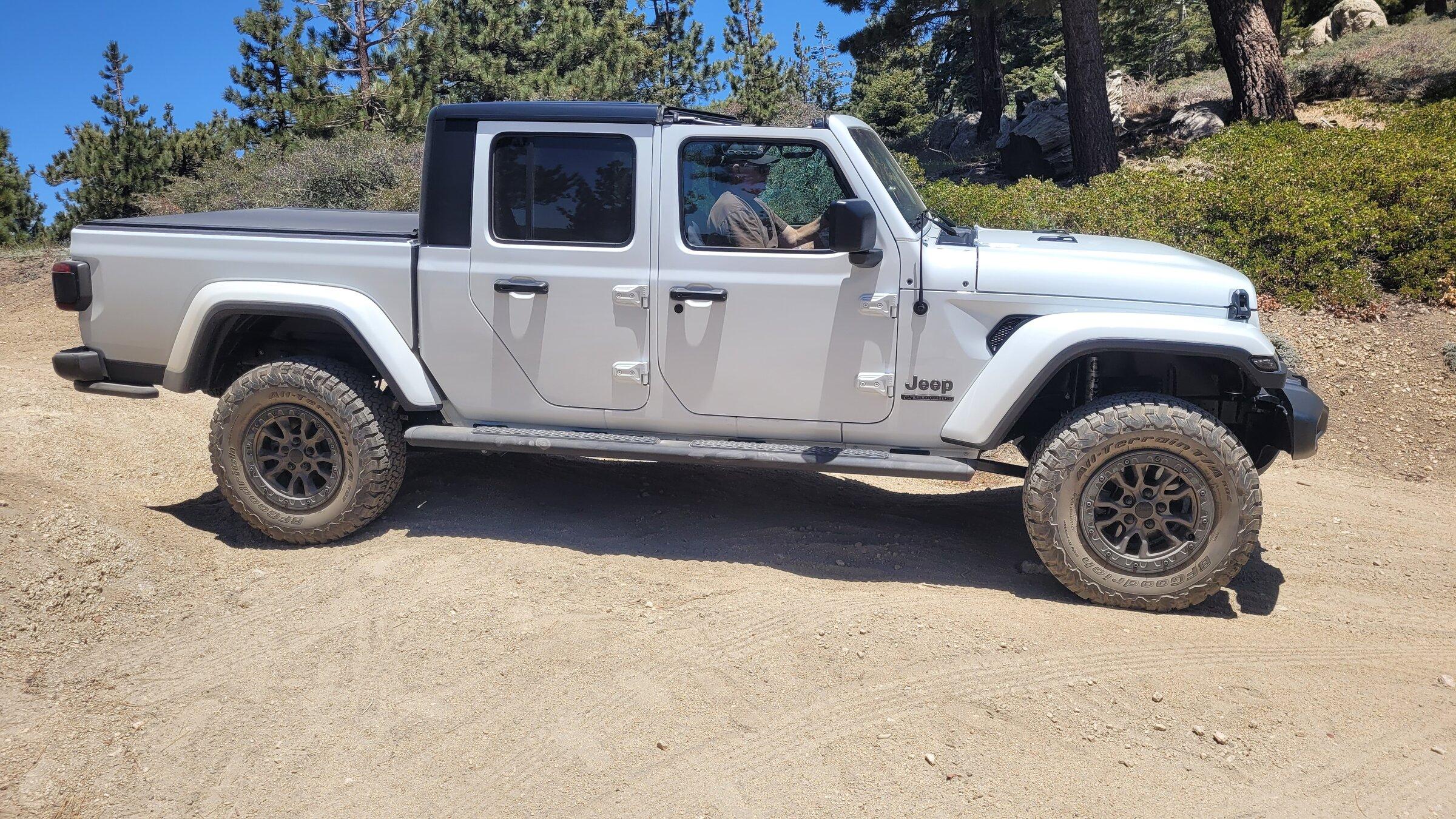 Jeep Gladiator Rubicon rear bumper vs sport Big Bear 23 rear rock gaurd
