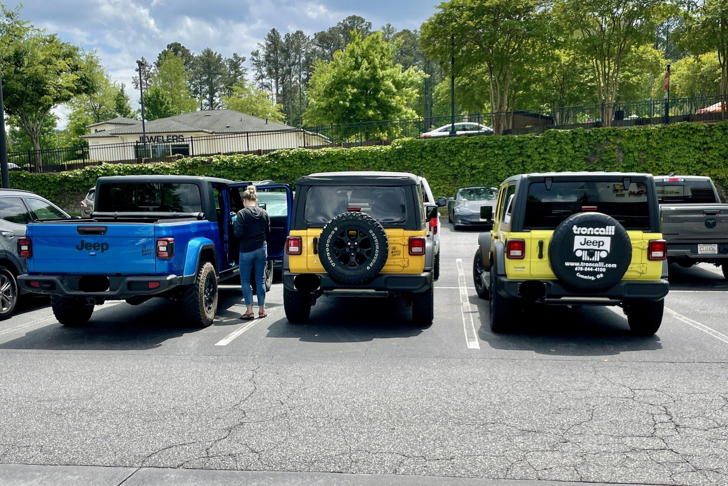 Jeep Gladiator Jeeps Parking Next To Jeeps IMG_0962.JPG