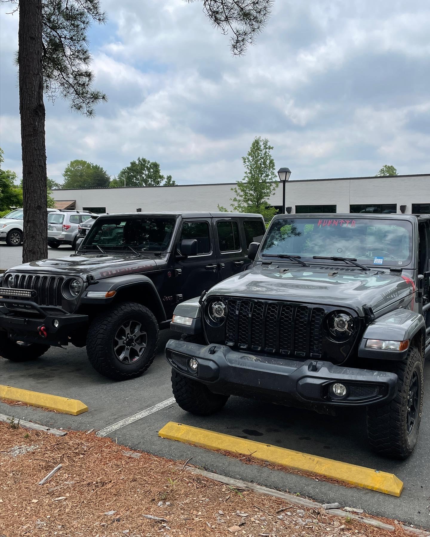 Jeep Gladiator Jeeps Parking Next To Jeeps 69CCFCA0-2CE7-4F45-8878-0D6EE79A4A12