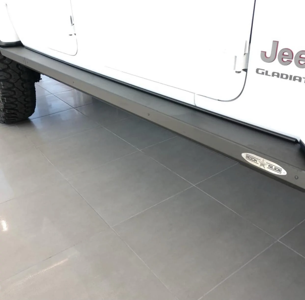 Jeep Gladiator BRIGHT WHITE Gladiator JT Club C0332939-F7D6-4B03-8934-2B5995AE0DB3