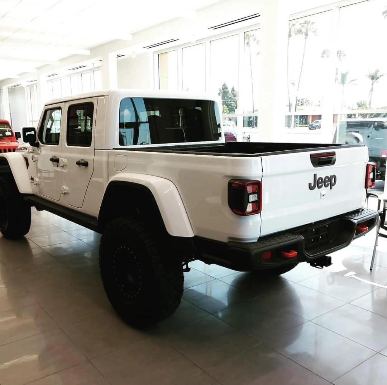 Jeep Gladiator BRIGHT WHITE Gladiator JT Club 38315538-79C2-4F48-9EAC-81E95C314A17