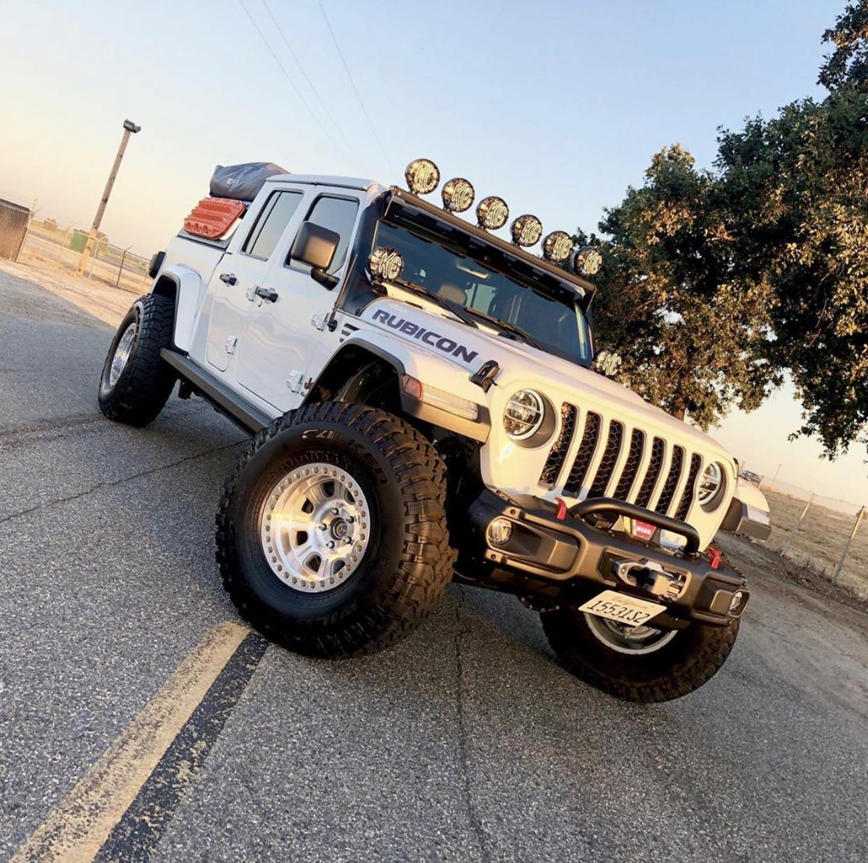Jeep Gladiator BRIGHT WHITE Gladiator JT Club CF464017-7B60-4465-B968-13D8BA4665BA