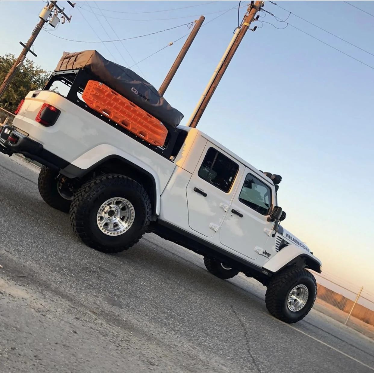 Jeep Gladiator BRIGHT WHITE Gladiator JT Club 7FE20117-7E10-437C-B824-034211CE71ED