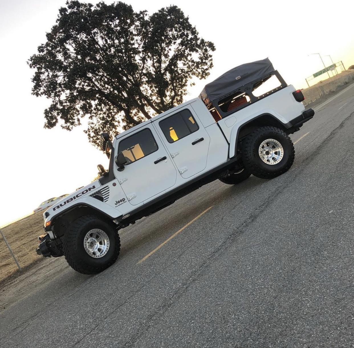 Jeep Gladiator BRIGHT WHITE Gladiator JT Club 5066255F-4C91-413D-94DA-40F9F1528424