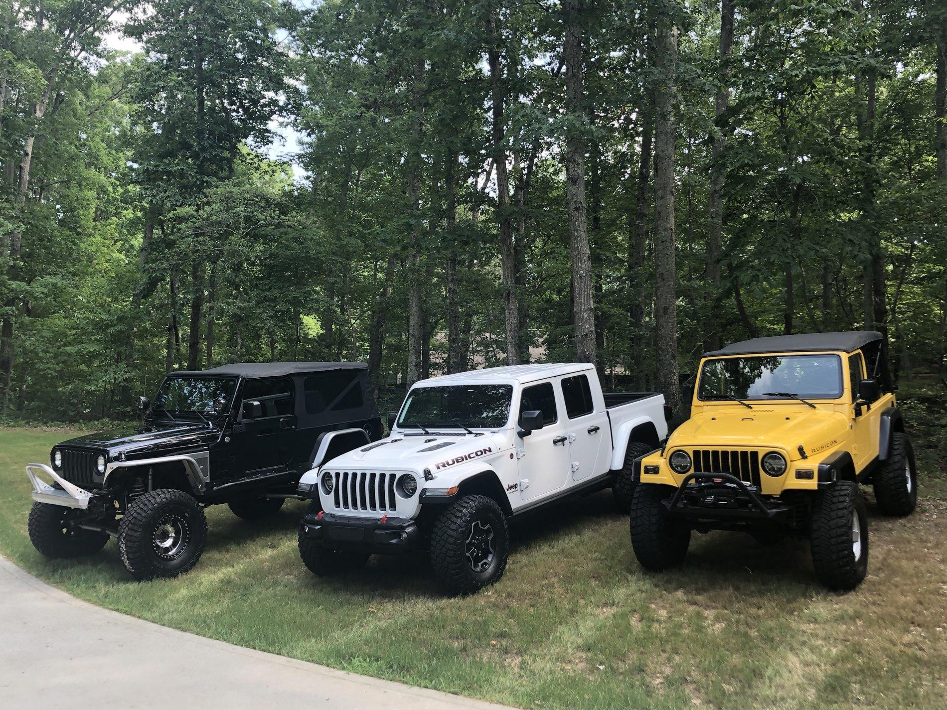 Jeep Gladiator Jeeps Parking Next To Jeeps iGMmw2pgQQySxJSOVsQ0W