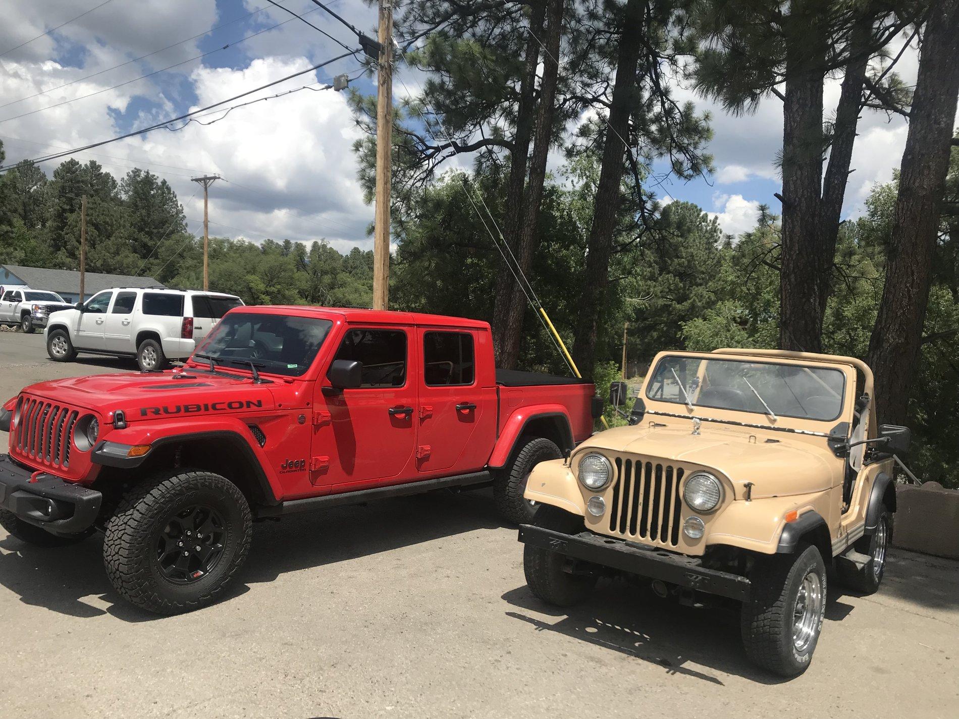 Jeep Gladiator Jeeps Parking Next To Jeeps 9F0DB898-58E0-4181-9C42-E17FA77C8234