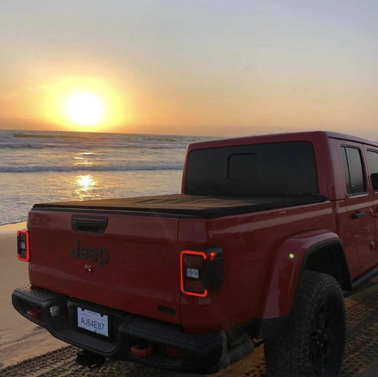 Jeep Gladiator FIRECRACKER RED Gladiator JT Club 99AA9E76-0473-4FC4-9A3D-A028E85C7DAD