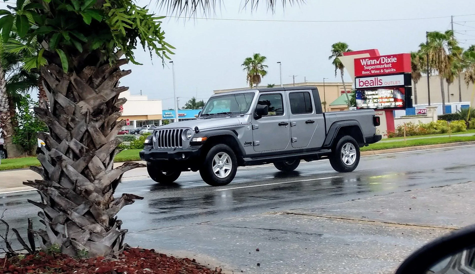 Jeep Gladiator Avis rental 900 miles 4 days Sport S 00010XTR_00010_BURST20190726162116