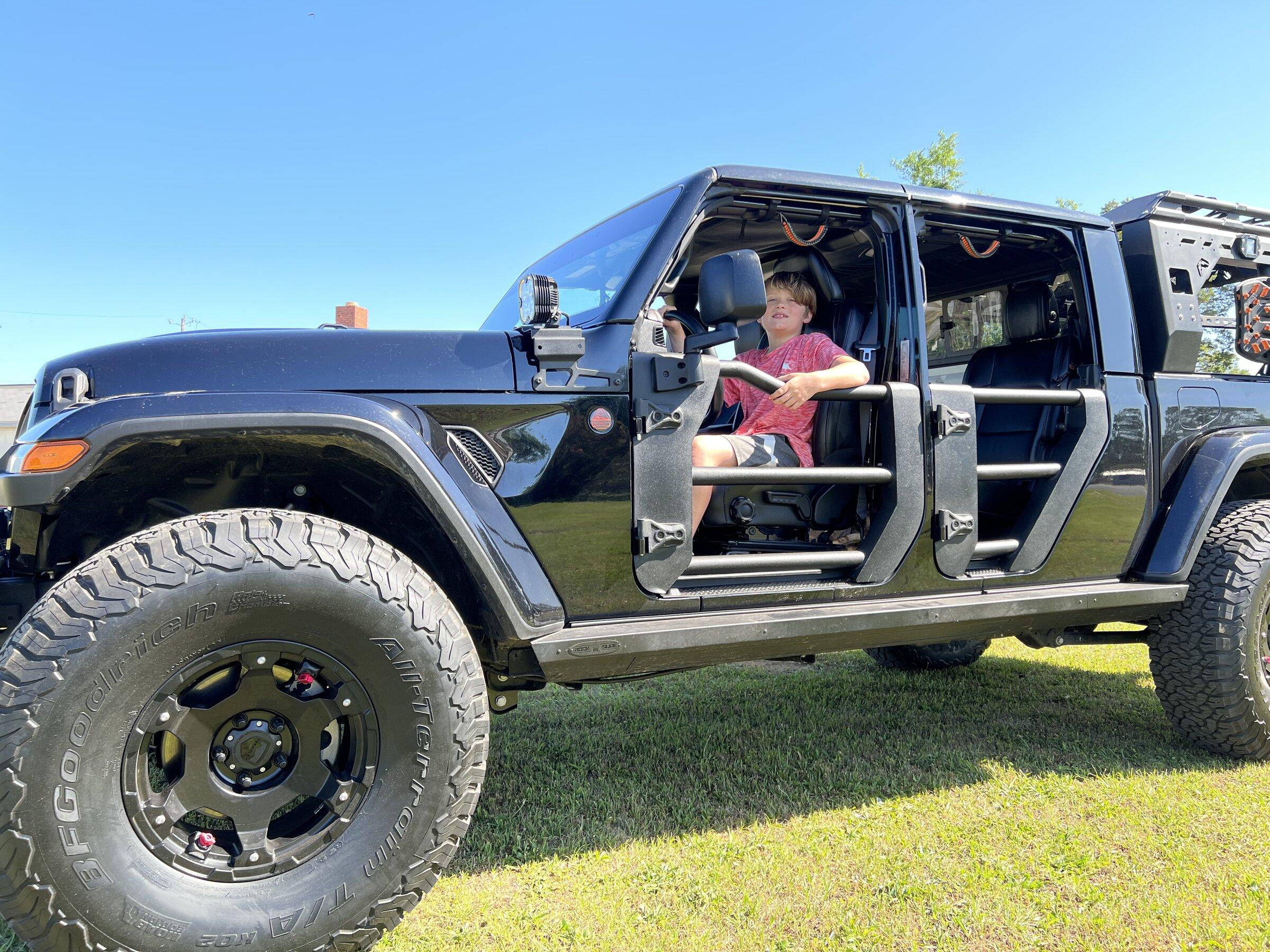 Jeep Gladiator 39s are the new 35 F2BAB86E-FCEF-4885-B76E-4A5E53F46911