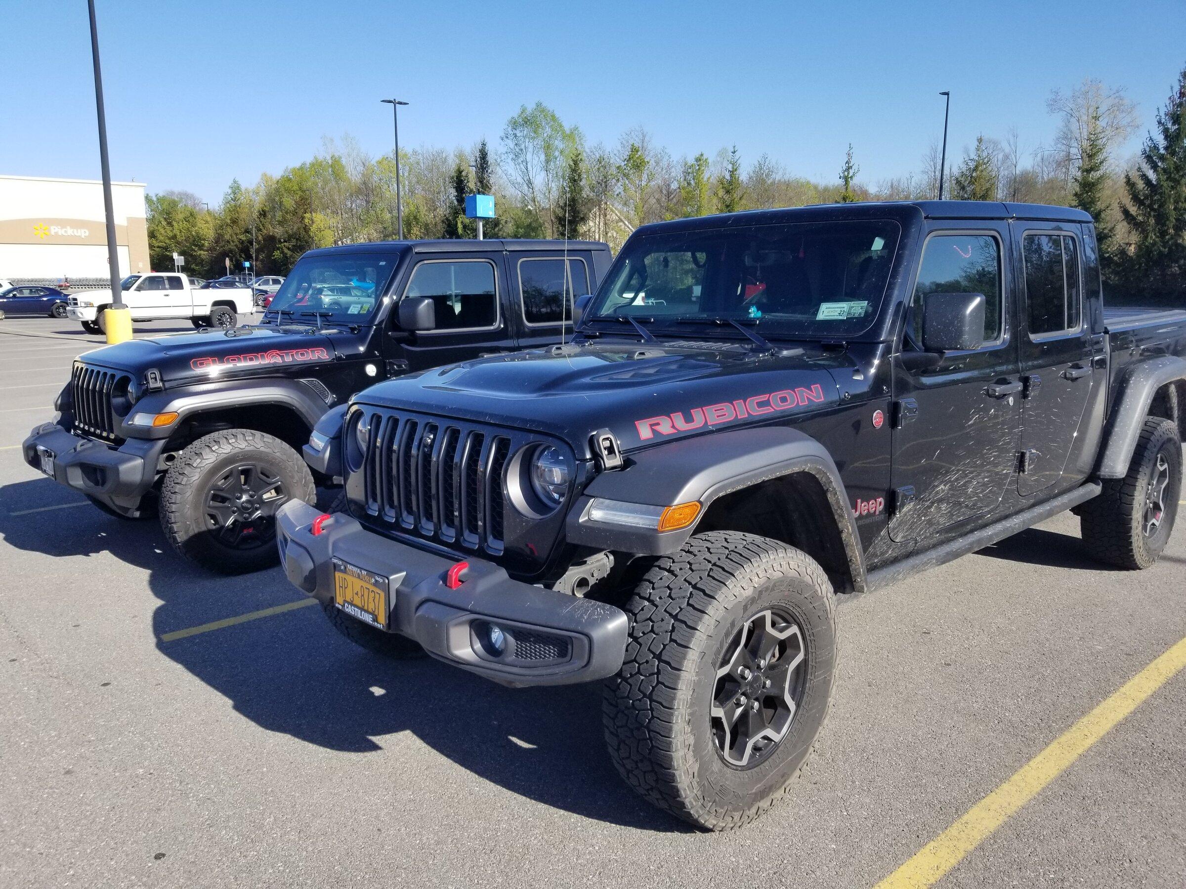 Jeep Gladiator Jeeps Parking Next To Jeeps 20220508_172731