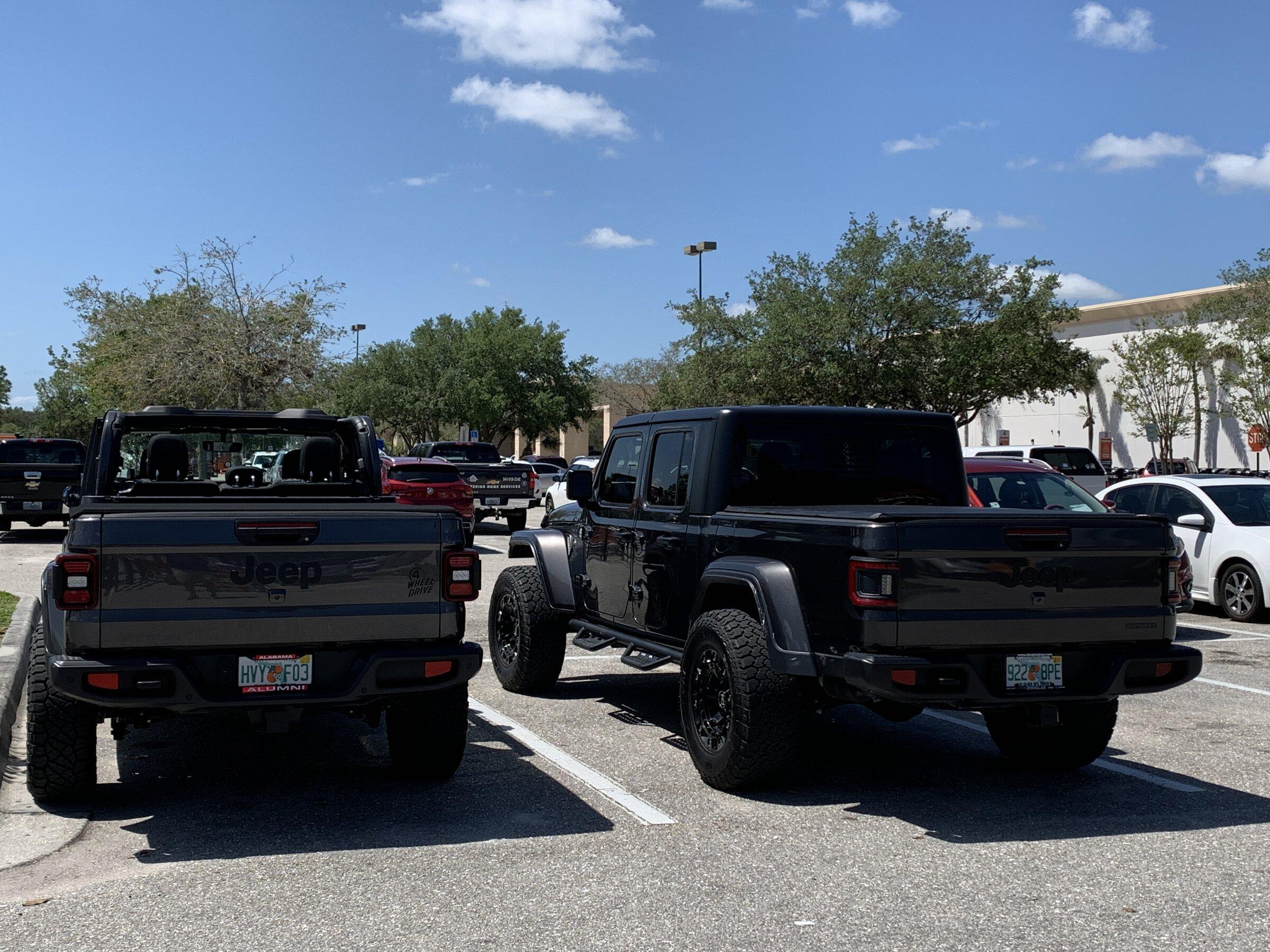 Jeep Gladiator Jeeps Parking Next To Jeeps 43941037-E2EA-44BB-880B-12BE475E75FC
