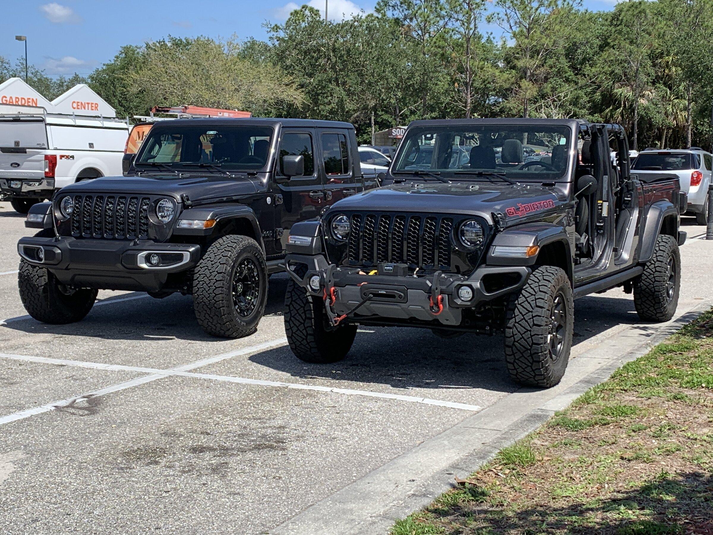 Jeep Gladiator Jeeps Parking Next To Jeeps BBB69845-F3B5-46A4-84FD-2FEA22F9062A