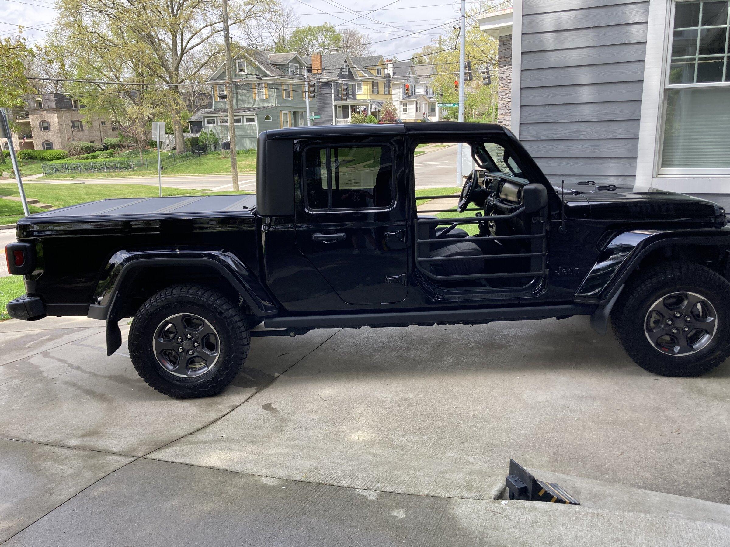 Jeep Gladiator BLACK Gladiator JT Club D65B9A4C-D0EC-42E1-88A4-67D1040389AE