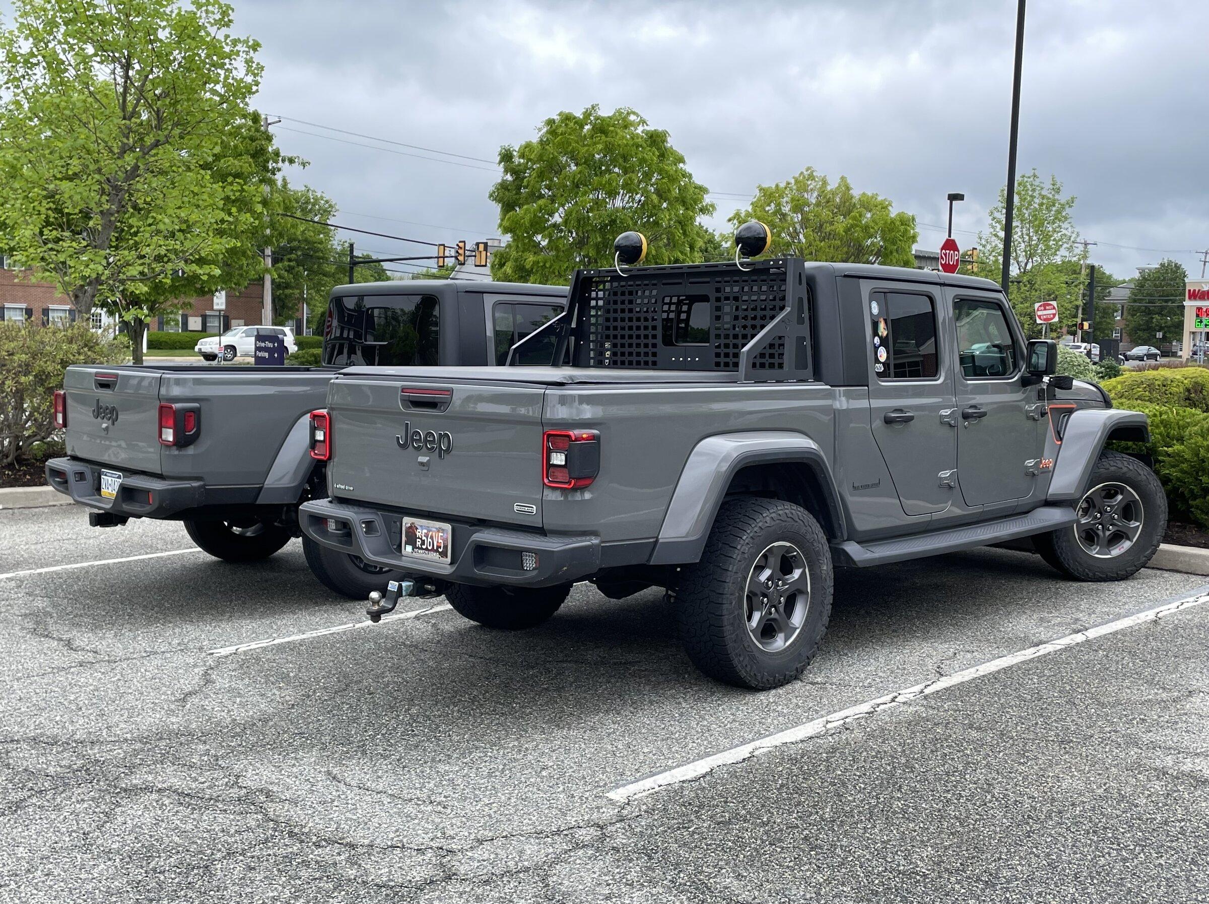 Jeep Gladiator Jeeps Parking Next To Jeeps 8AAA277F-6511-4077-BA85-C68FCDD3ABA8