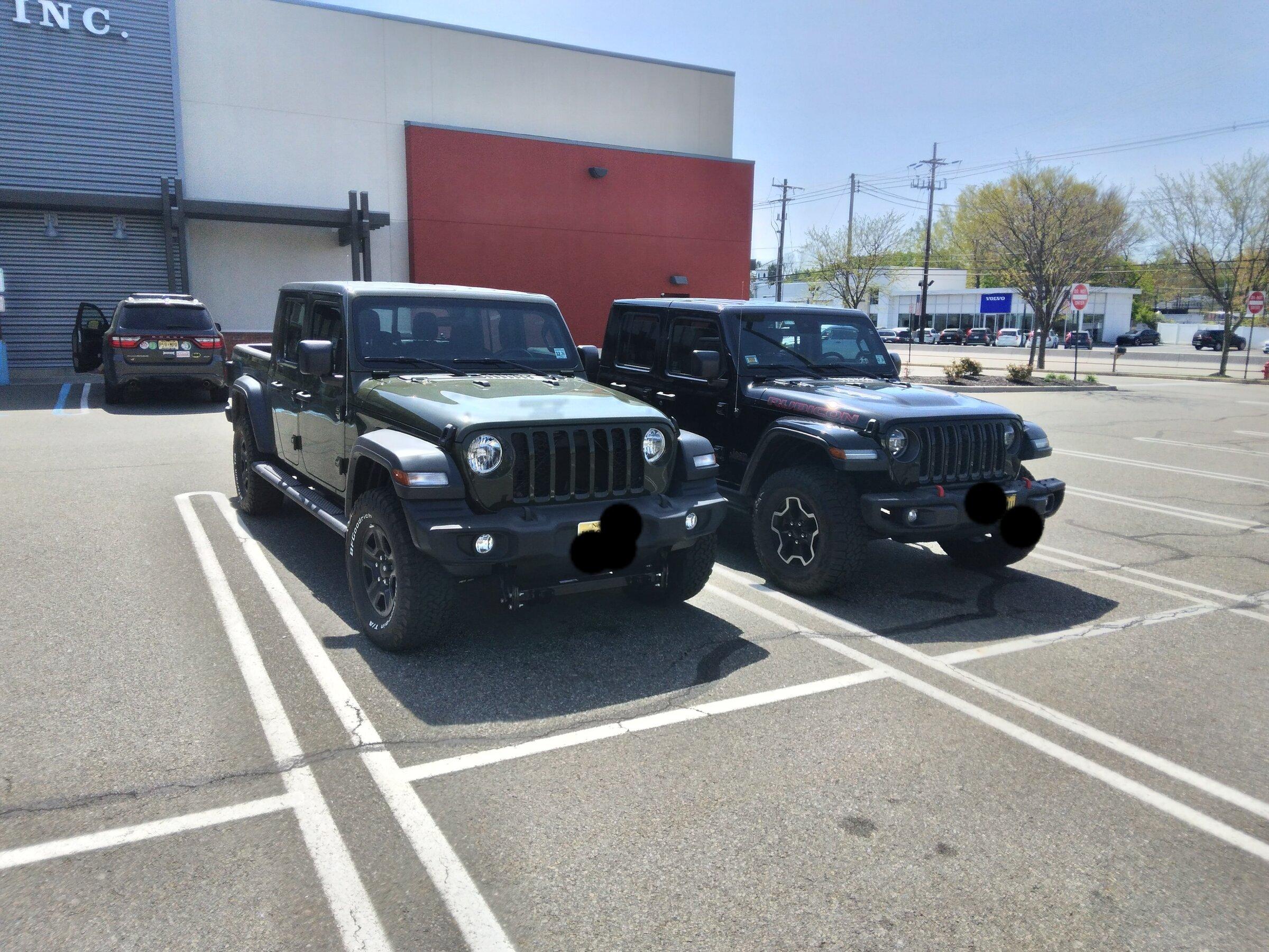 Jeep Gladiator Jeeps Parking Next To Jeeps 20220509_114300