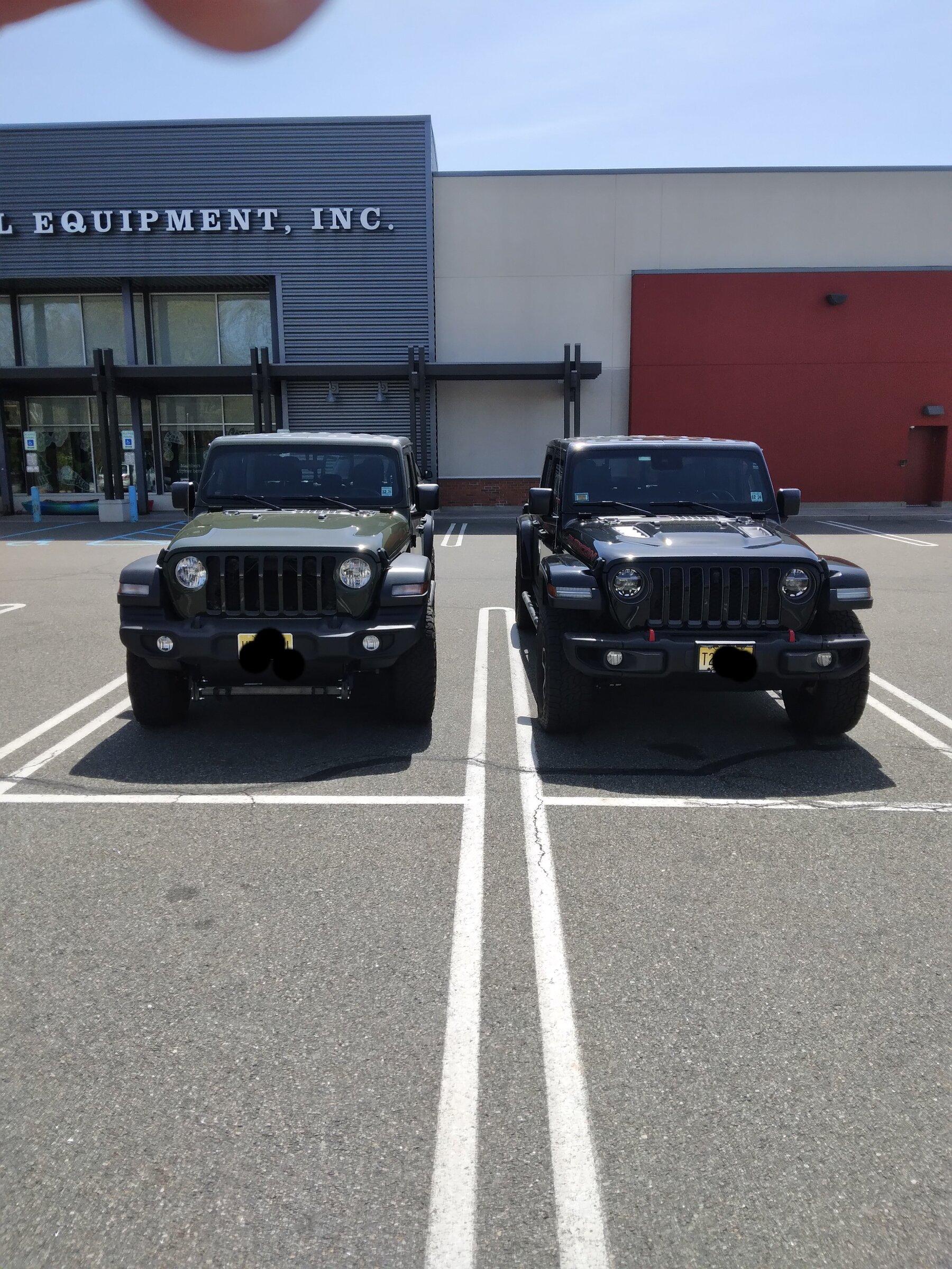 Jeep Gladiator Jeeps Parking Next To Jeeps 20220509_114002