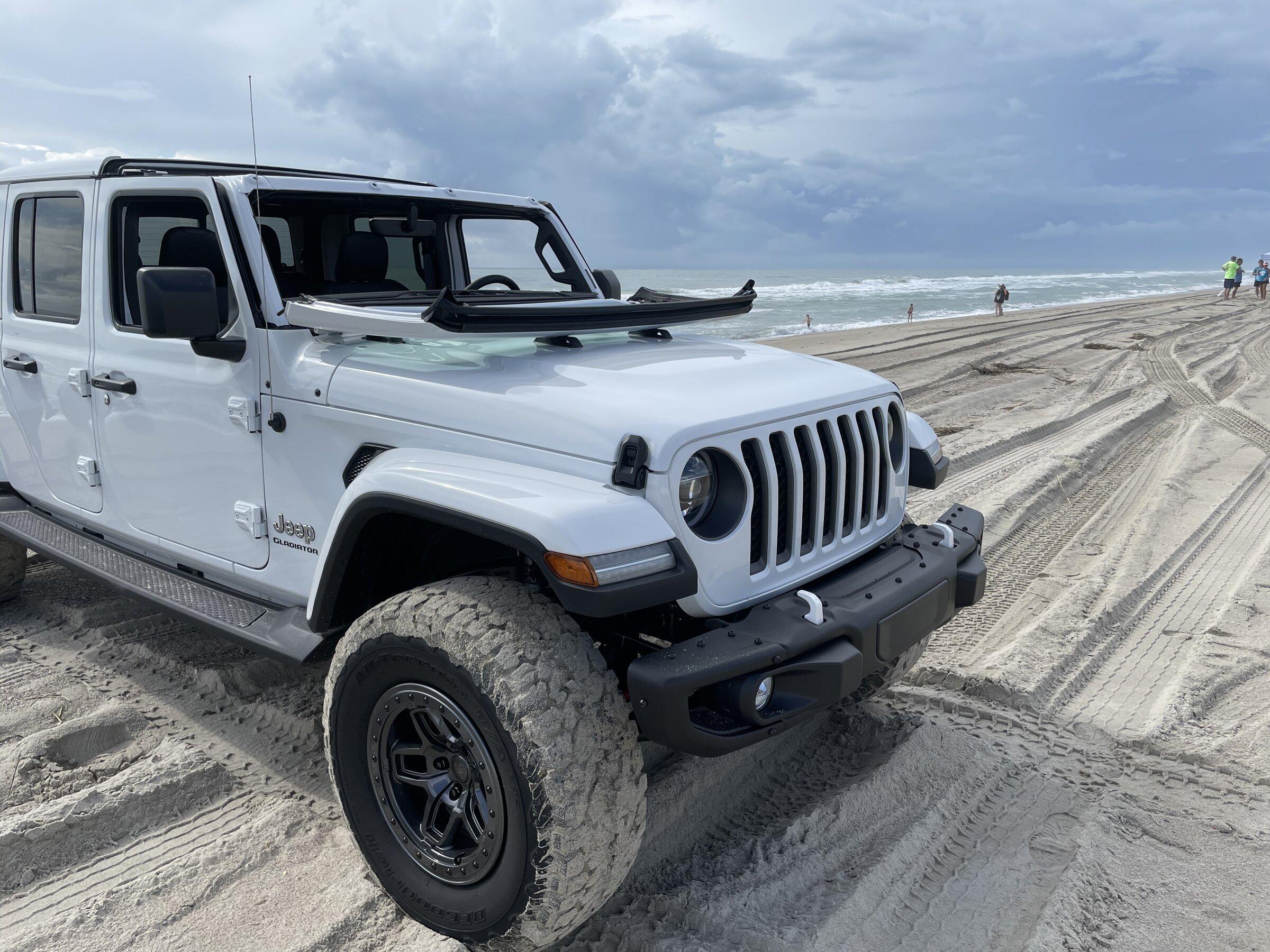 Jeep Gladiator BRIGHT WHITE Gladiator JT Club 5B9978F1-A6D7-45D4-8924-B6CCC8E7DBBA