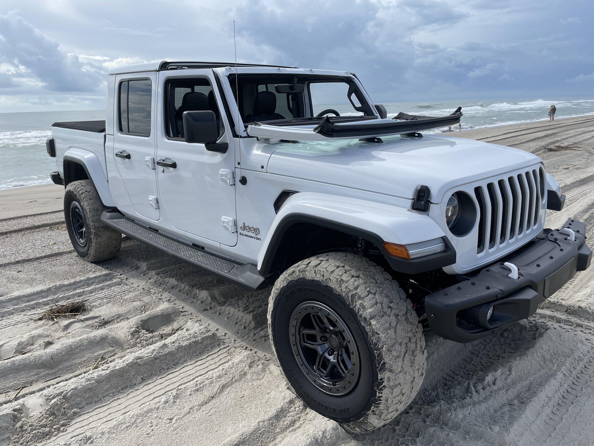 Jeep Gladiator BRIGHT WHITE Gladiator JT Club 7B737AE2-74EA-4884-8F8C-CD4061FE9E0C