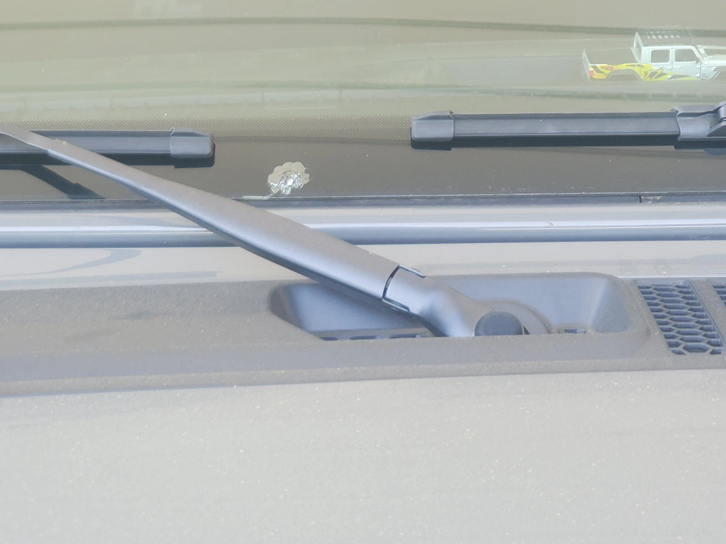 Jeep Gladiator Joined the Gladiator cracked window club 20220518_112225