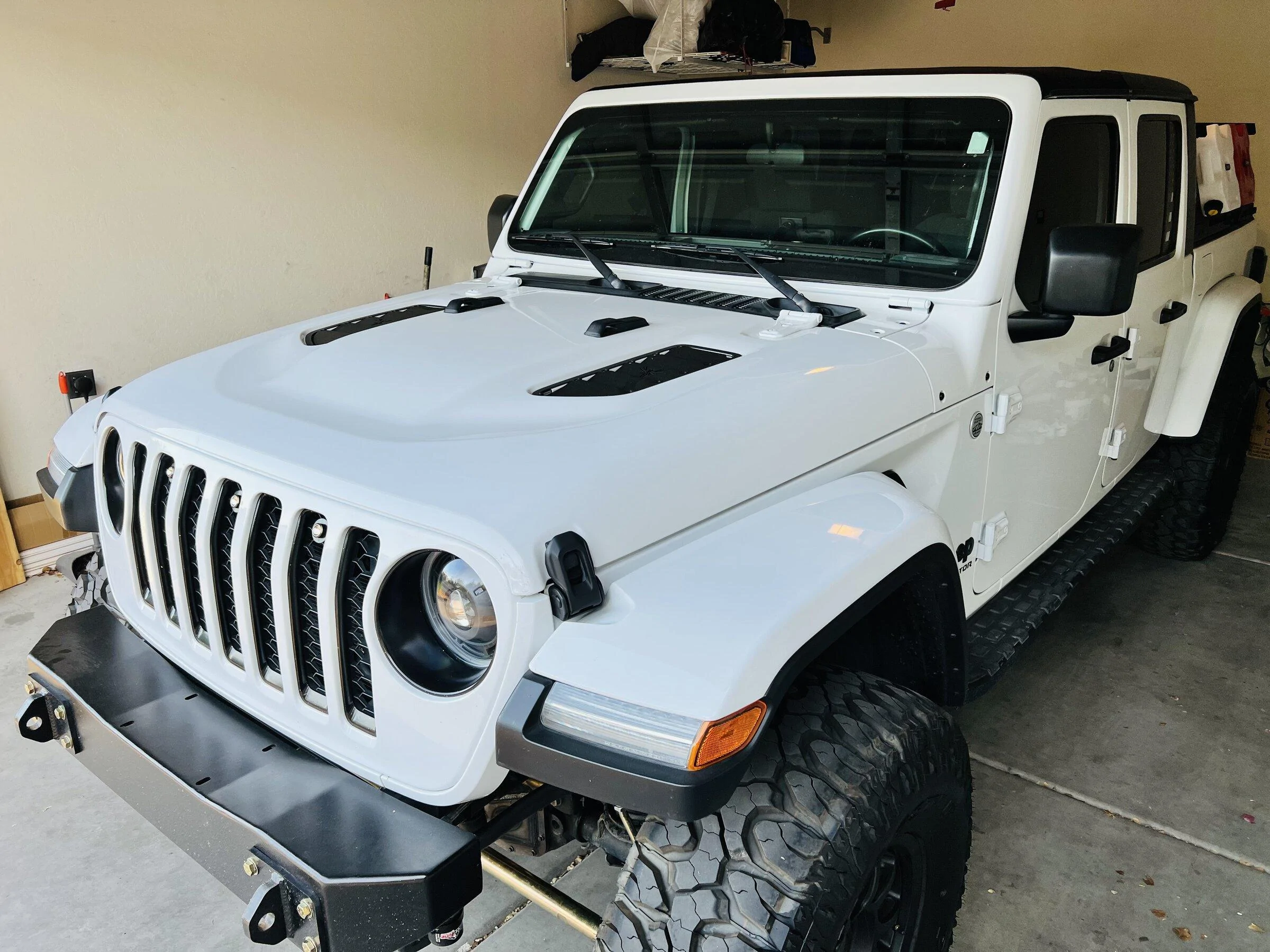 Jeep Gladiator BRIGHT WHITE Gladiator JT Club 5E1C518F-5931-422E-868E-AFEC6C71087E