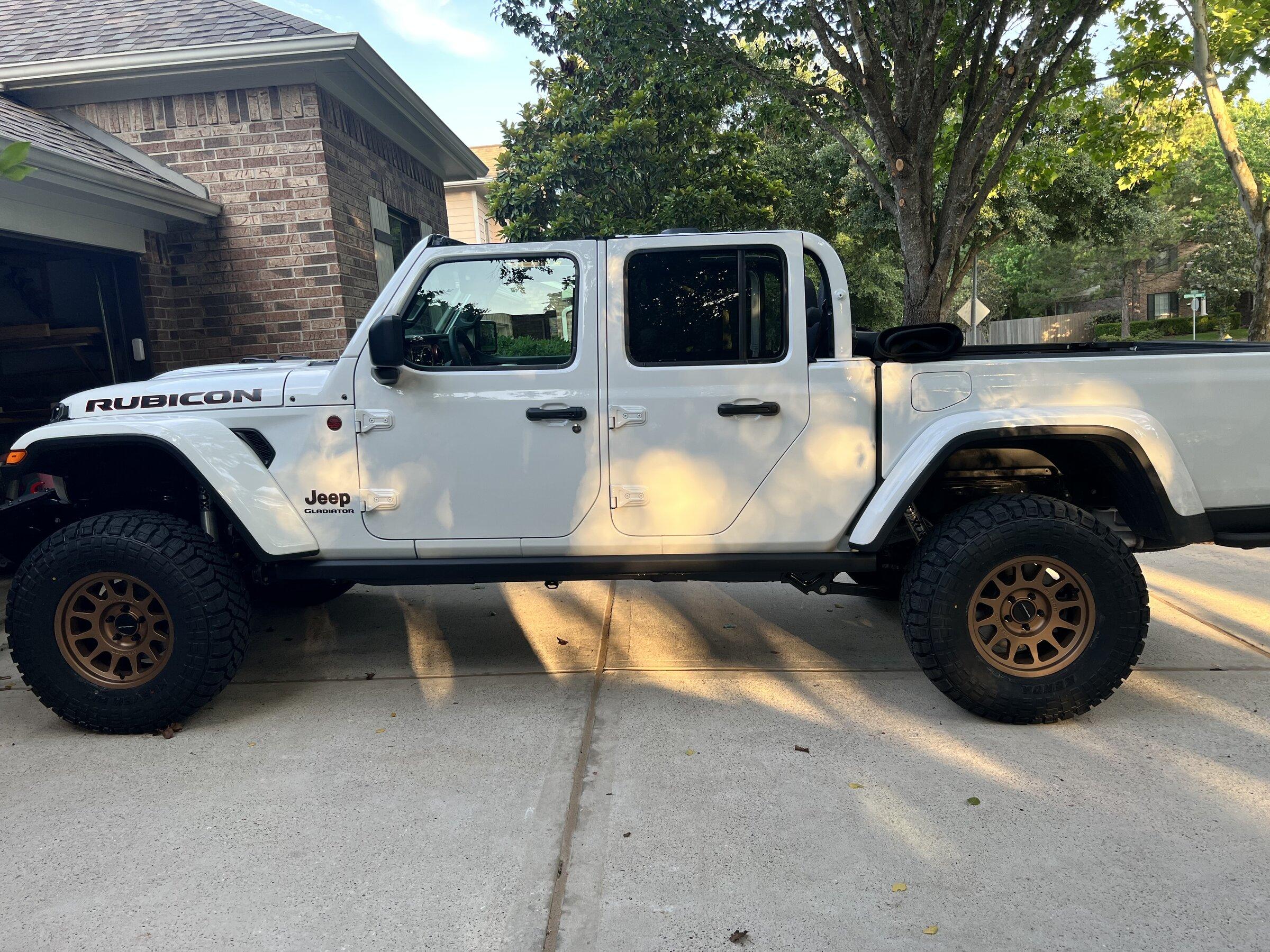 Jeep Gladiator BRIGHT WHITE Gladiator JT Club 302324F9-255D-4246-A730-8C0D43C892C5