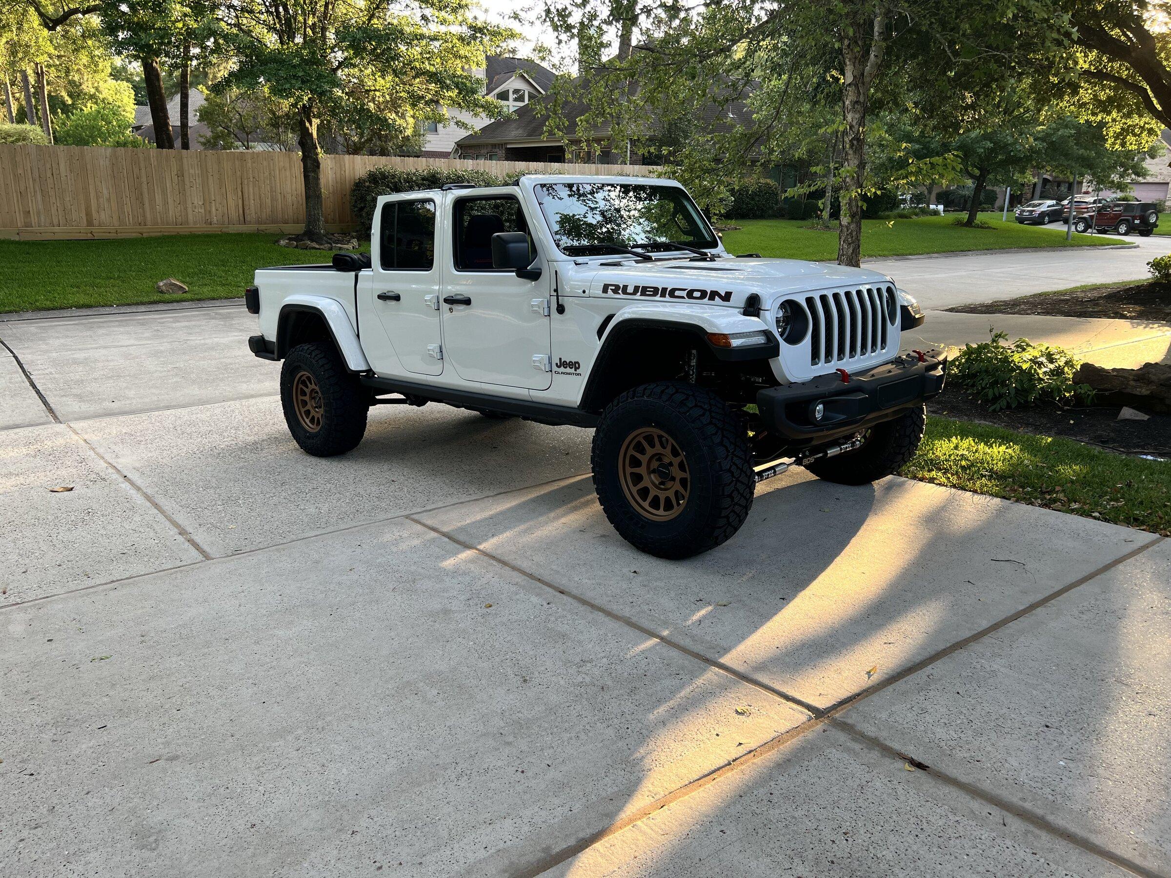 Jeep Gladiator BRIGHT WHITE Gladiator JT Club 3DC8D320-233E-48B6-947A-625B3A201AE9