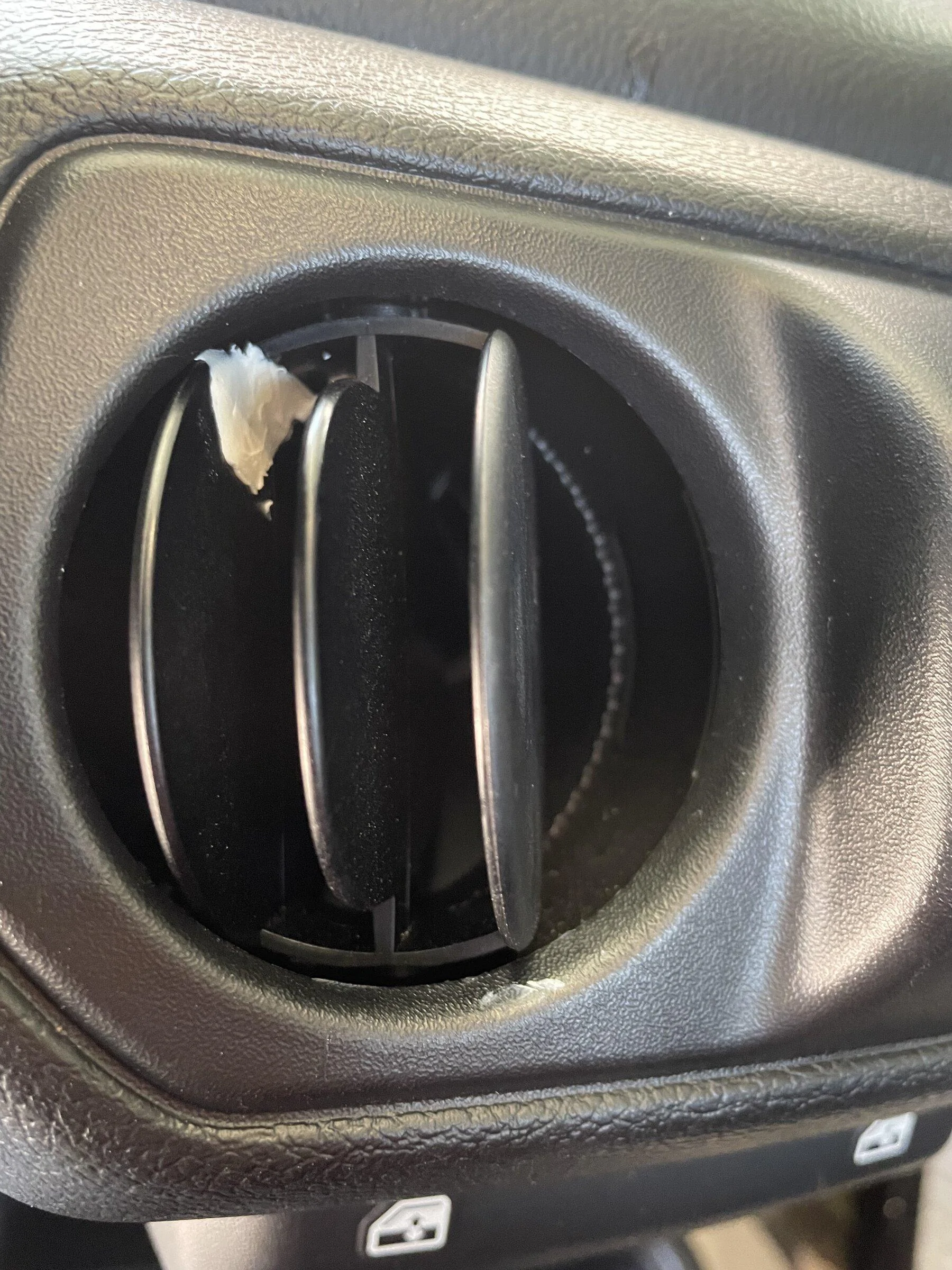 Jeep Gladiator Chewing gum in rear vent 545BDA82-1B68-4176-9939-F9E11BD32AE8