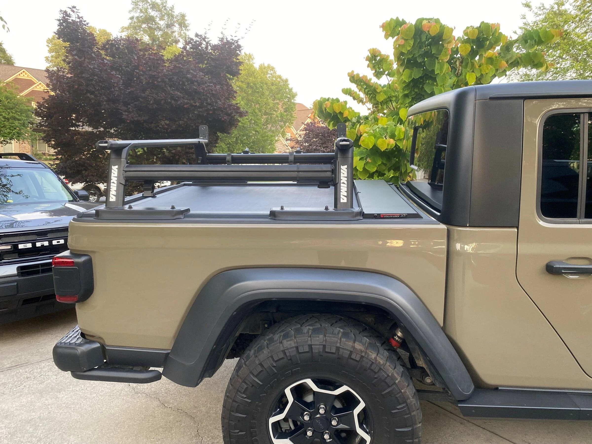 Jeep Gladiator Roll N Lock XT (T slot) with Yakima Outpost HD hw43
