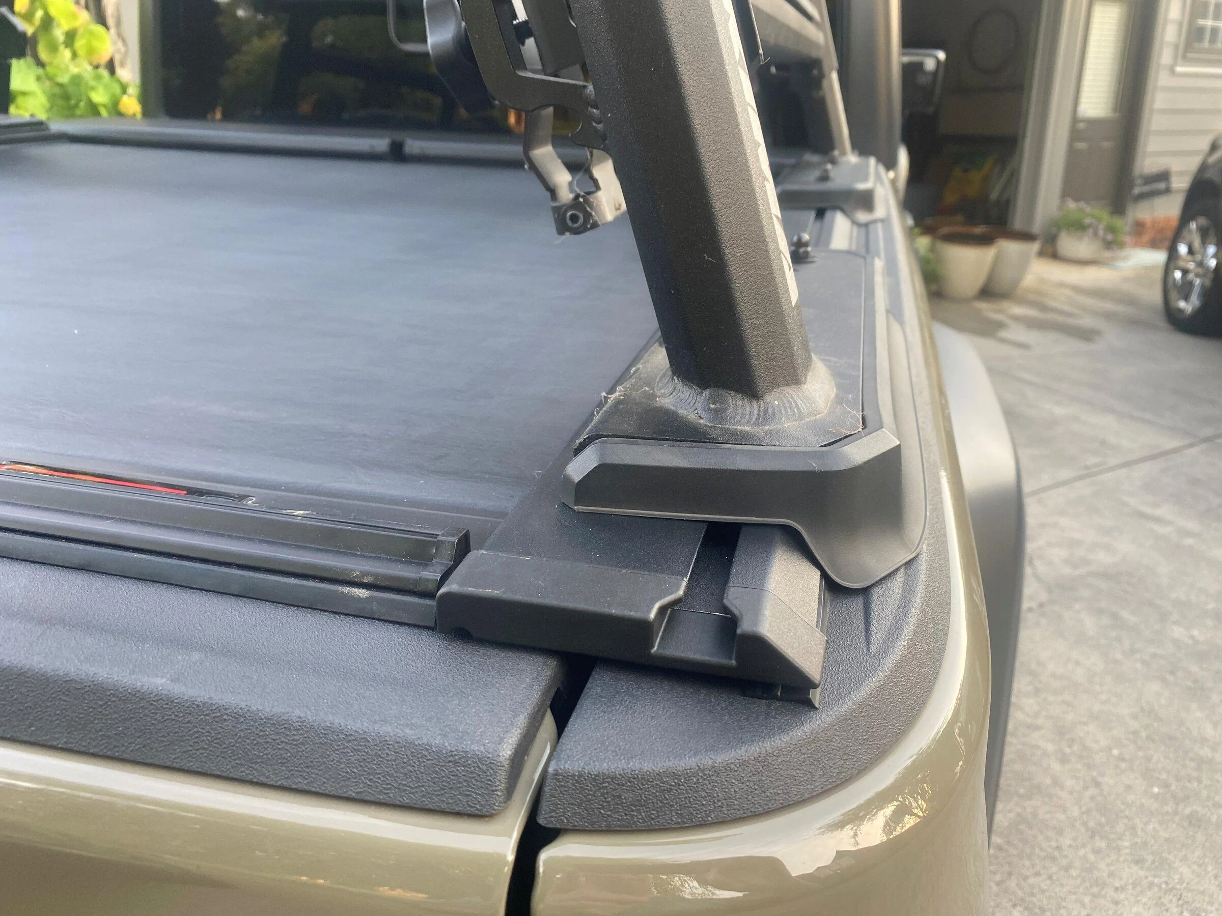 Jeep Gladiator Roll N Lock XT (T slot) with Yakima Outpost HD vqq