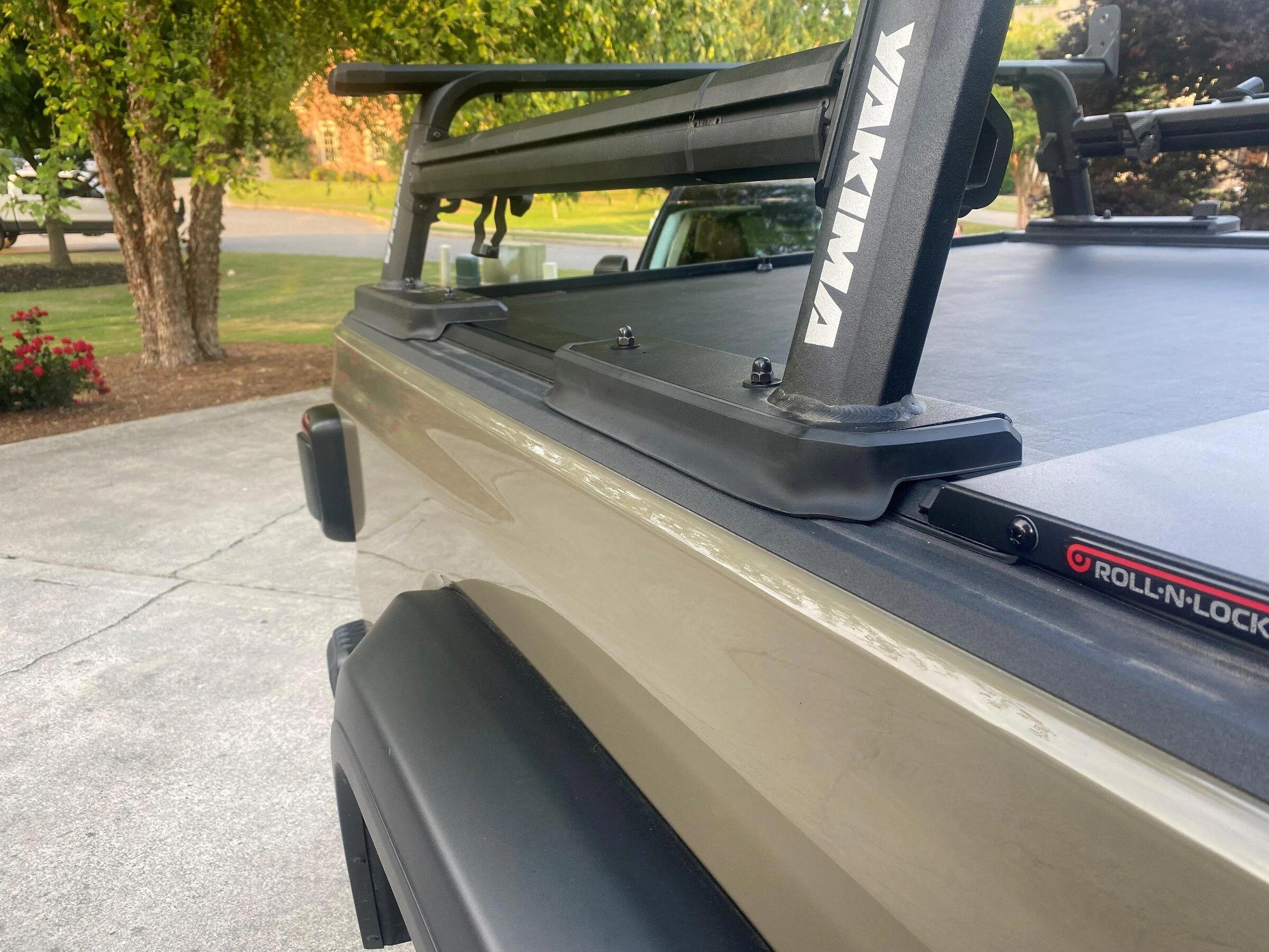 Jeep Gladiator Roll N Lock XT (T slot) with Yakima Outpost HD gv3