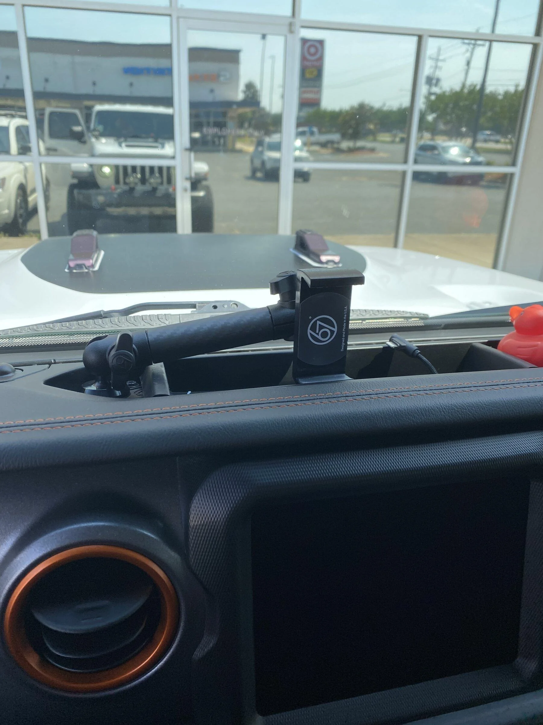 Jeep Gladiator iphone car mount FCE7B0F0-9CBE-4485-9D62-6BF3834C5B03