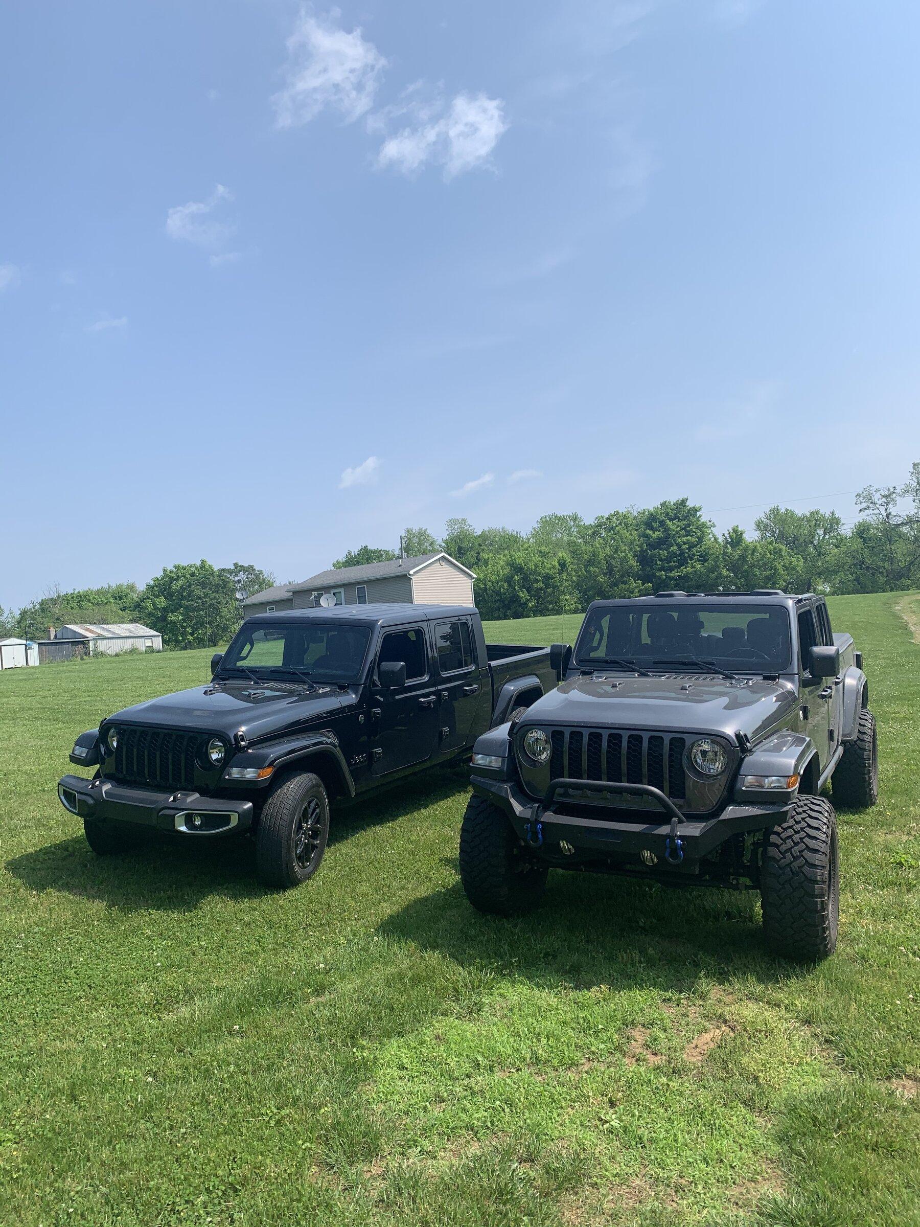 Jeep Gladiator Jeeps Parking Next To Jeeps 1AEDC3CB-F8D9-4B81-BF90-890E64B5C0C1