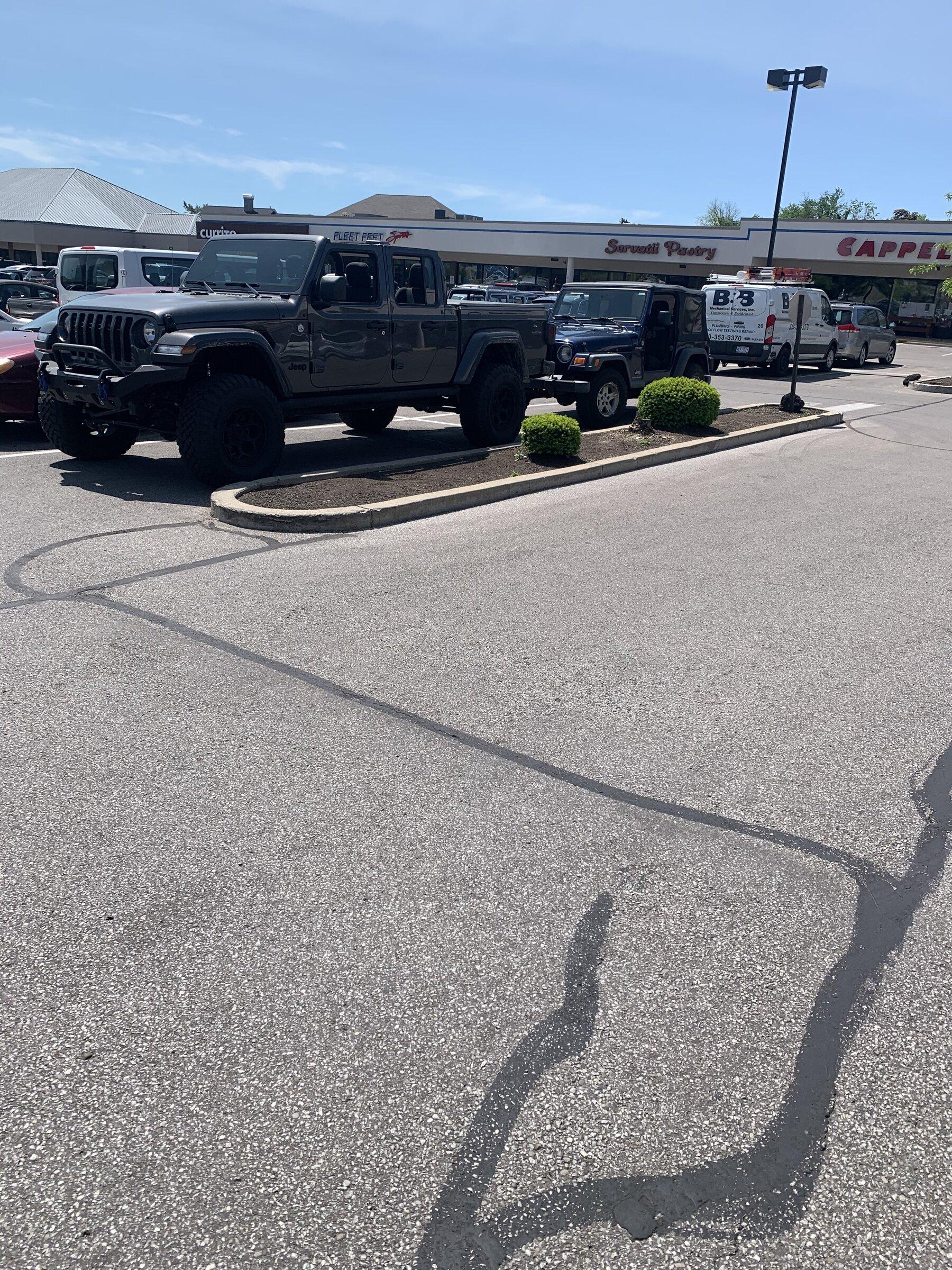 Jeep Gladiator Jeeps Parking Next To Jeeps 94F06581-5DD7-4FB4-999B-C21B1A62443C