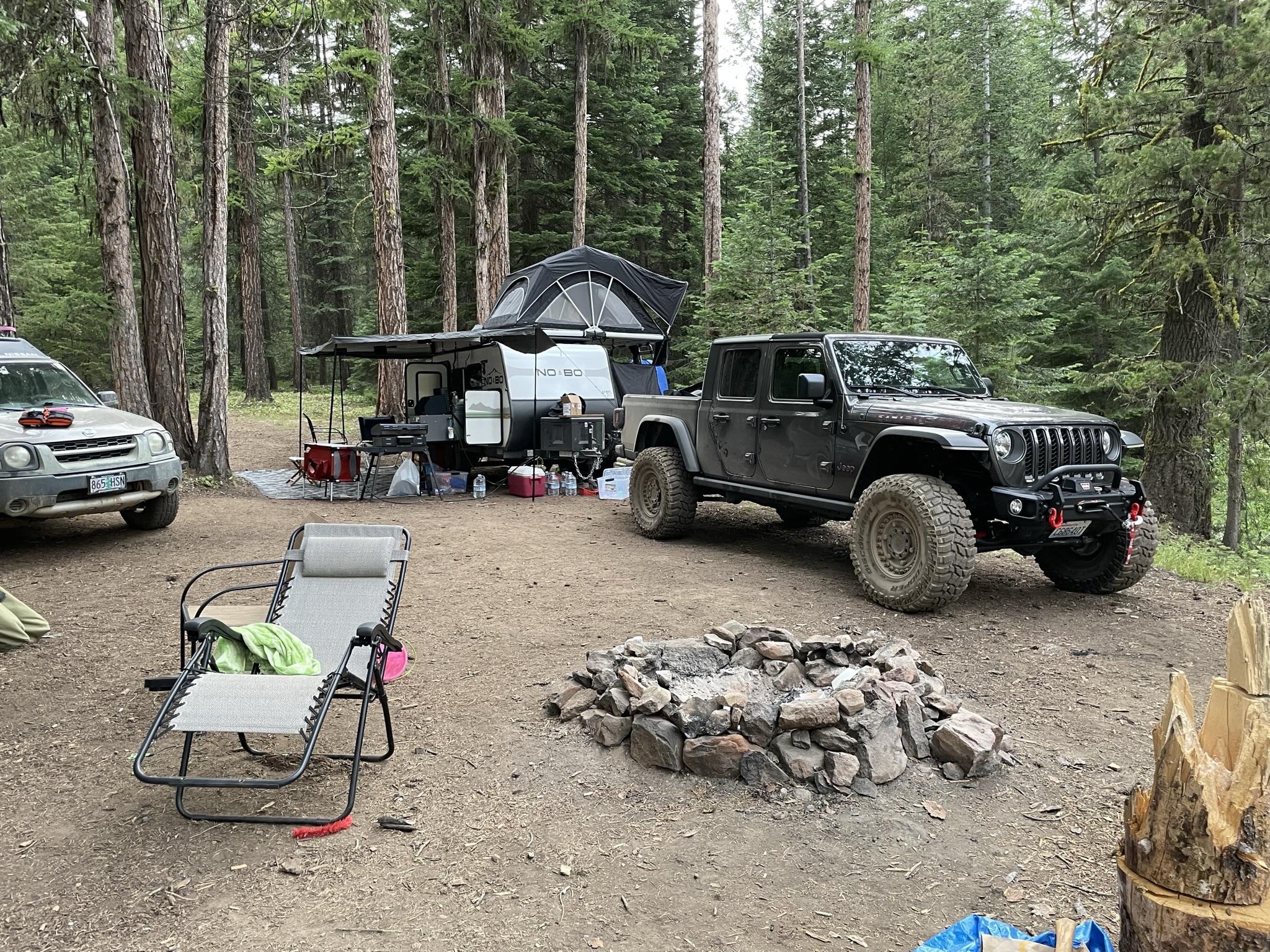 Jeep Gladiator Bed Rack and Roof Top Tents FD630340-A4E4-4DF1-ADF3-B6ADC17896BE