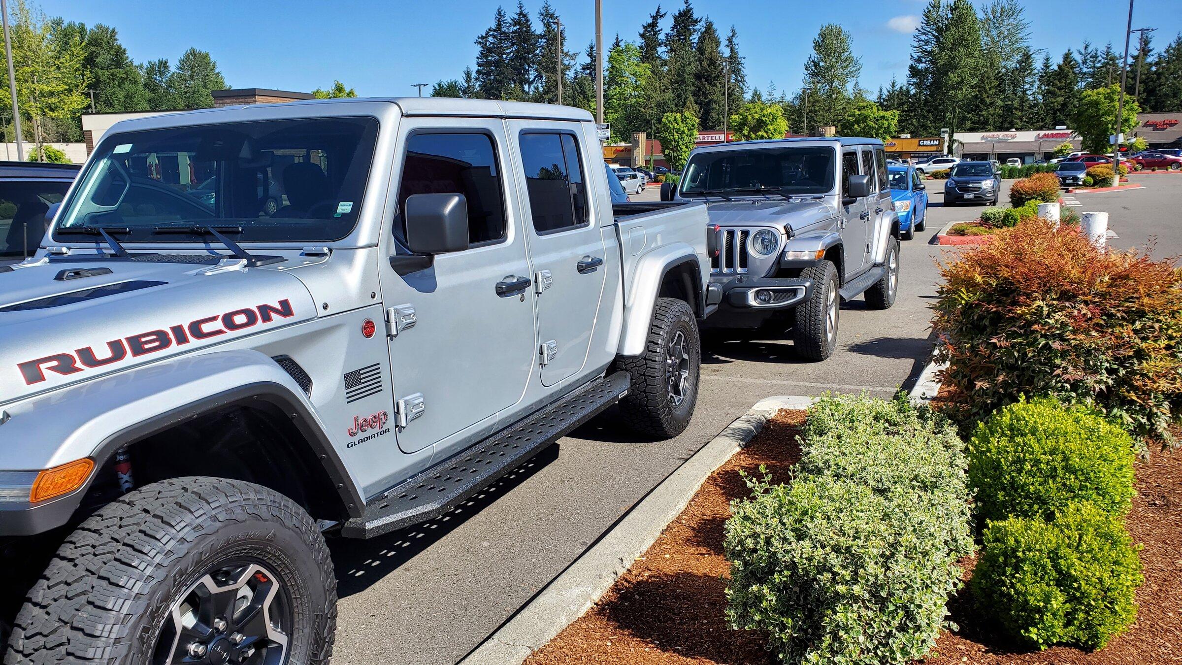 Jeep Gladiator Jeeps Parking Next To Jeeps 20220521_094447