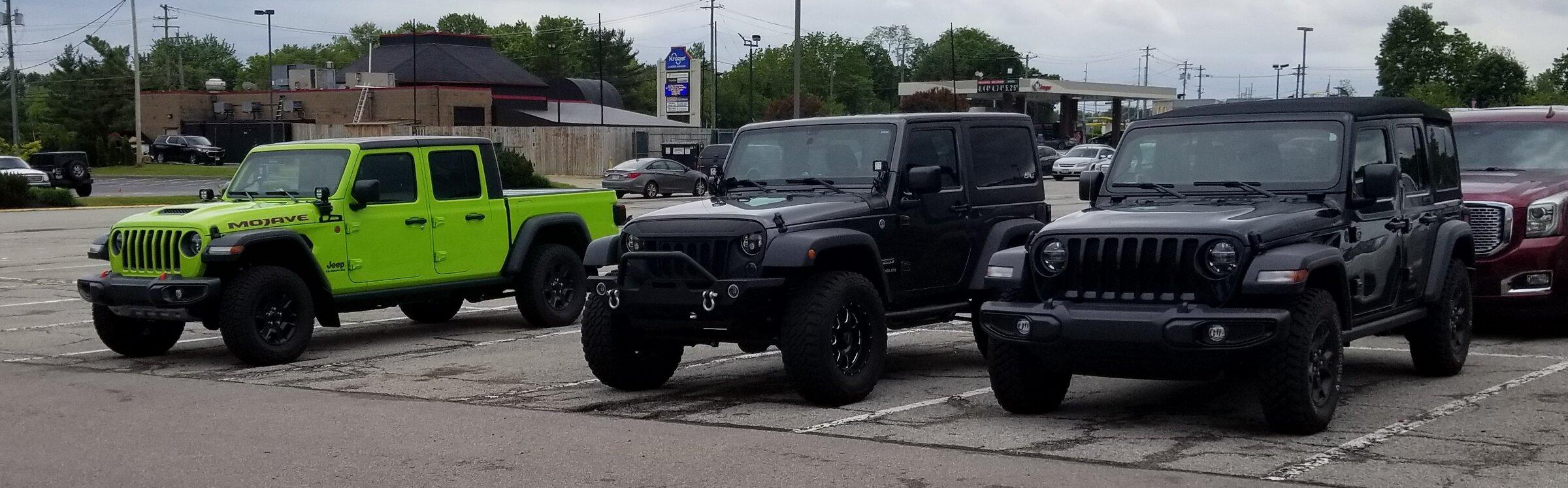 Jeep Gladiator Jeeps Parking Next To Jeeps 20220523_085612