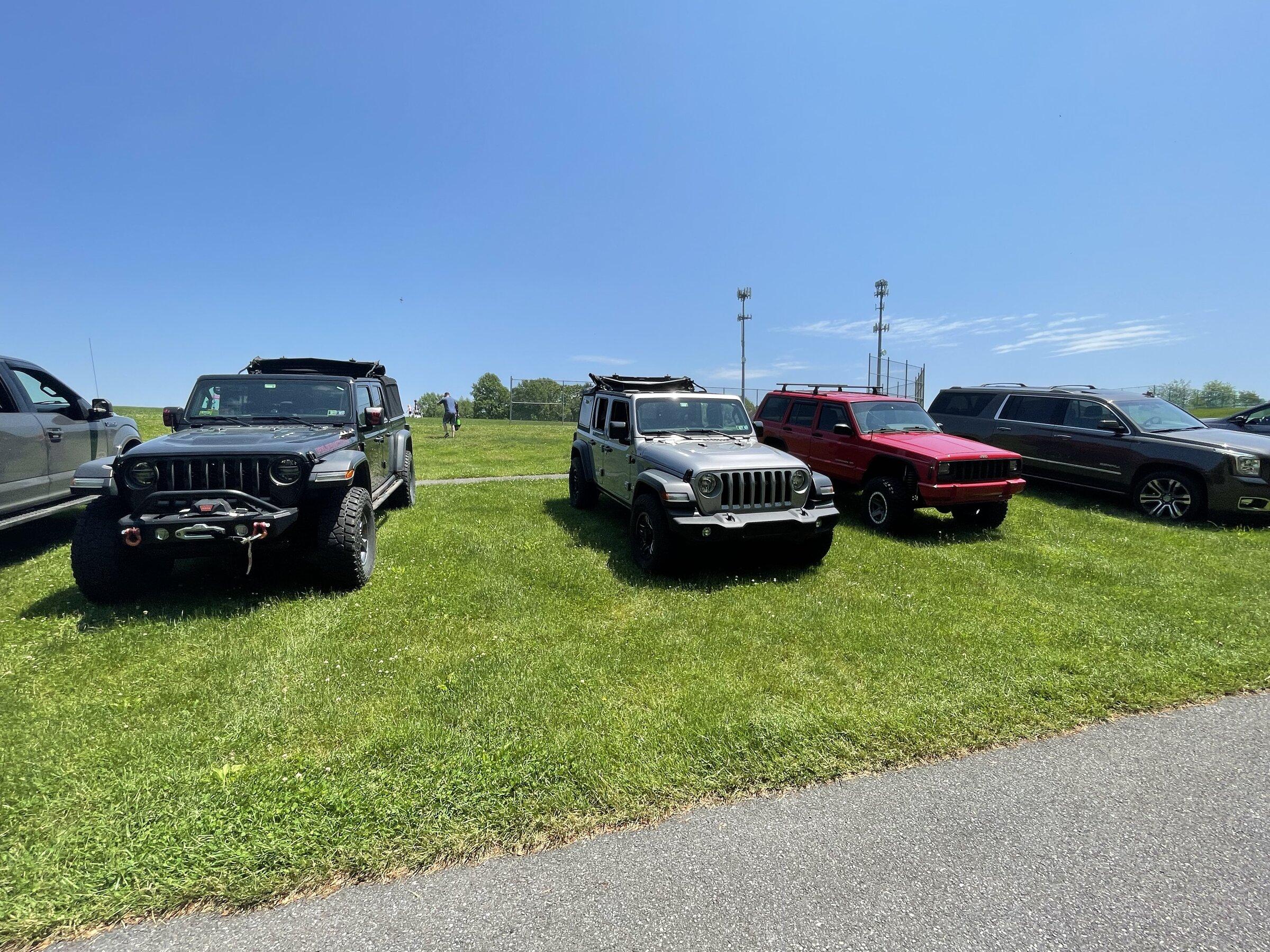 Jeep Gladiator Jeeps Parking Next To Jeeps 32D16C44-D5C7-44A4-8D83-6D9A1D9429F0