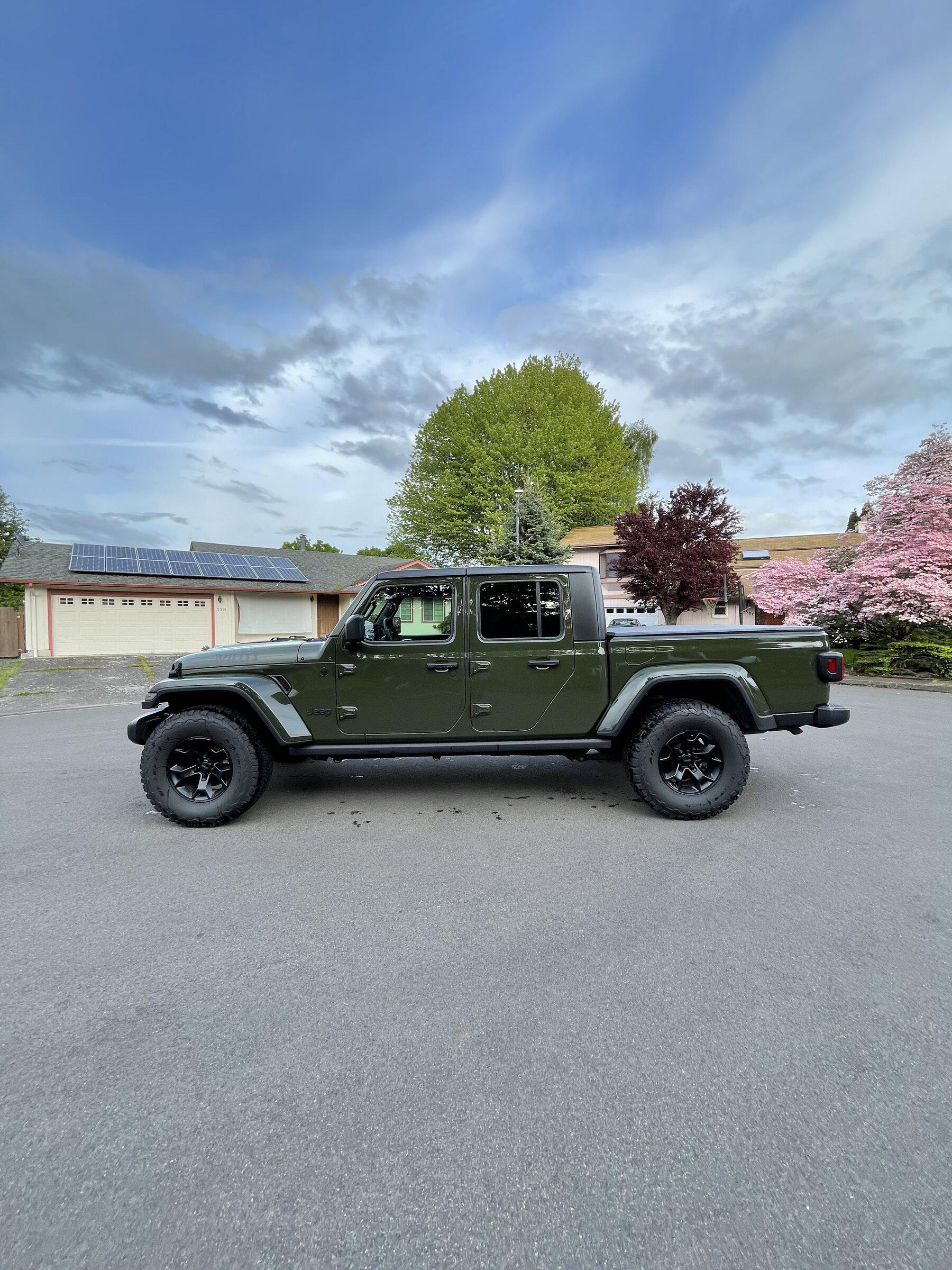 Jeep Gladiator 2021 Jeep Gladiator Willys *sarge green* FCB18325-646B-448C-8CAE-1D79CF42AD74