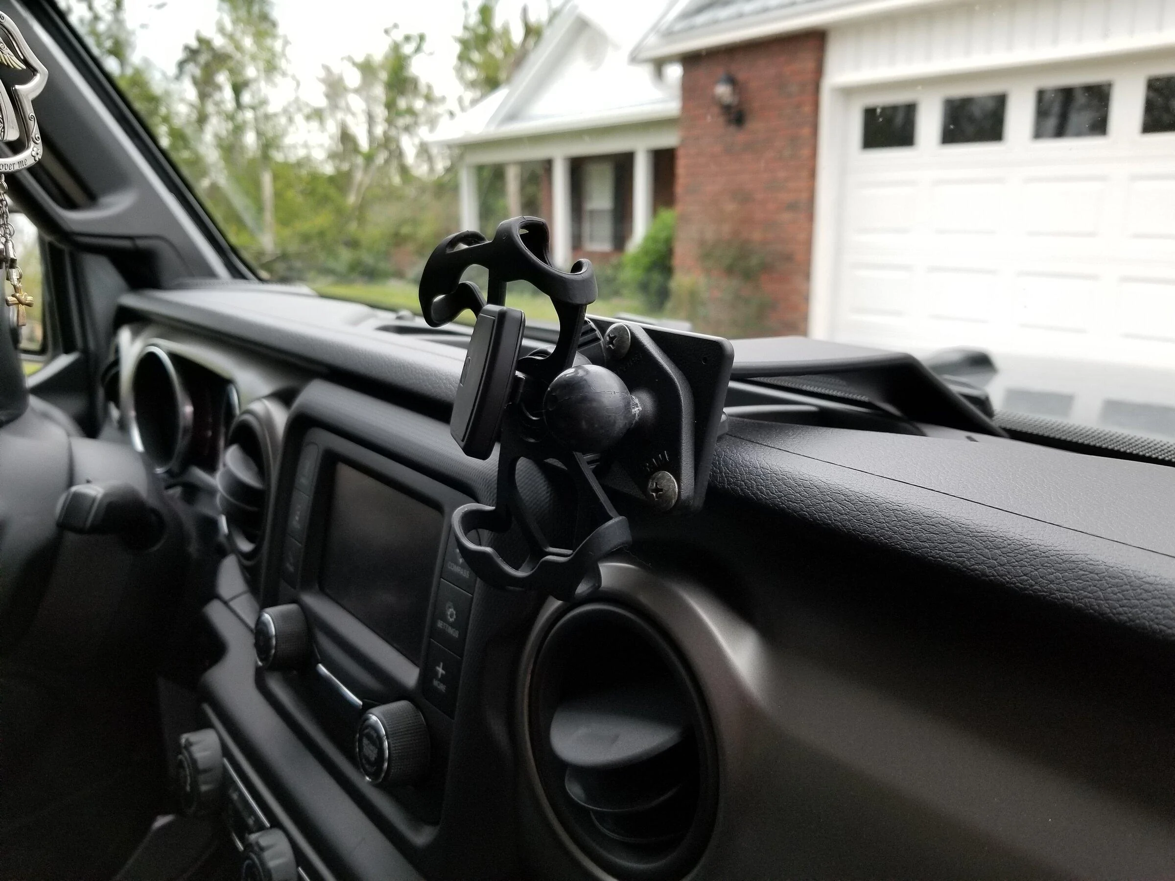 Jeep Gladiator Tablet mounts?  iPad air is too big for this interior :( 20190425_175516