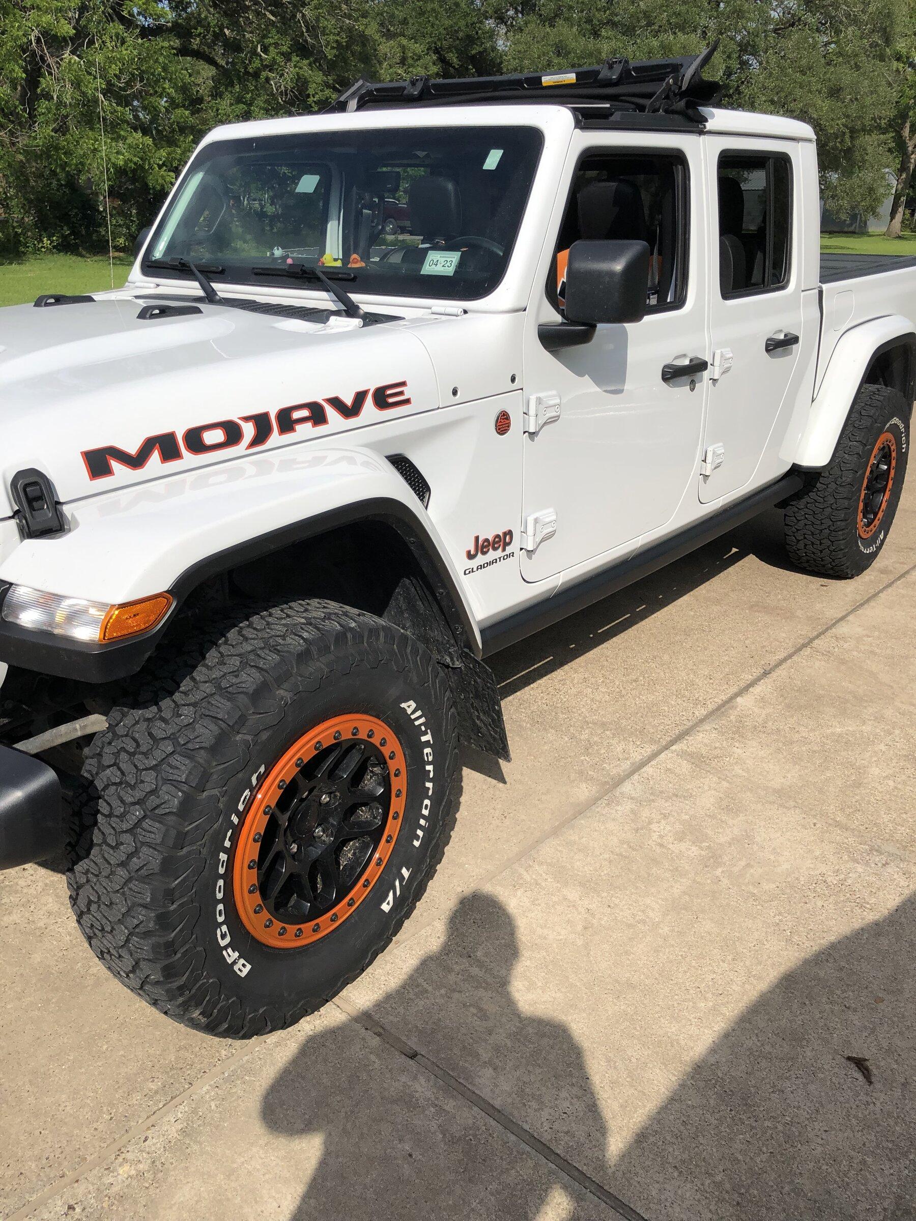 Jeep Gladiator BRIGHT WHITE Gladiator JT Club 9D356335-471D-4E3C-89FA-6FB4C5C88957