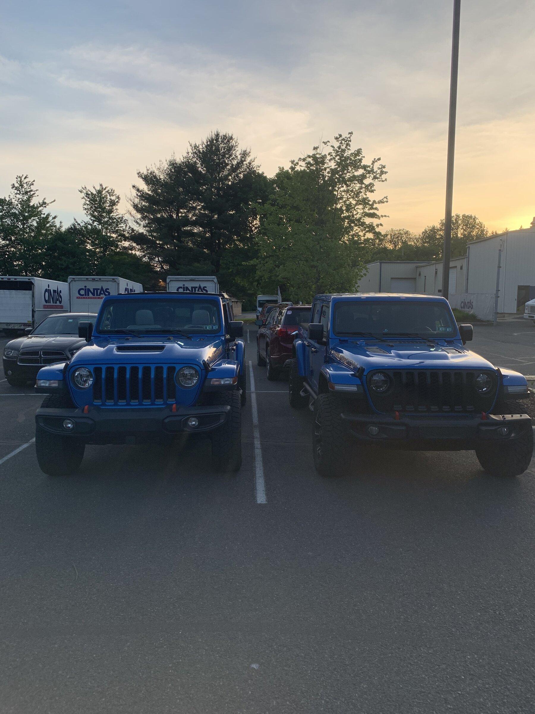 Jeep Gladiator Jeeps Parking Next To Jeeps 8BD1D90D-B7F7-409E-B8D2-EBA0573313E7