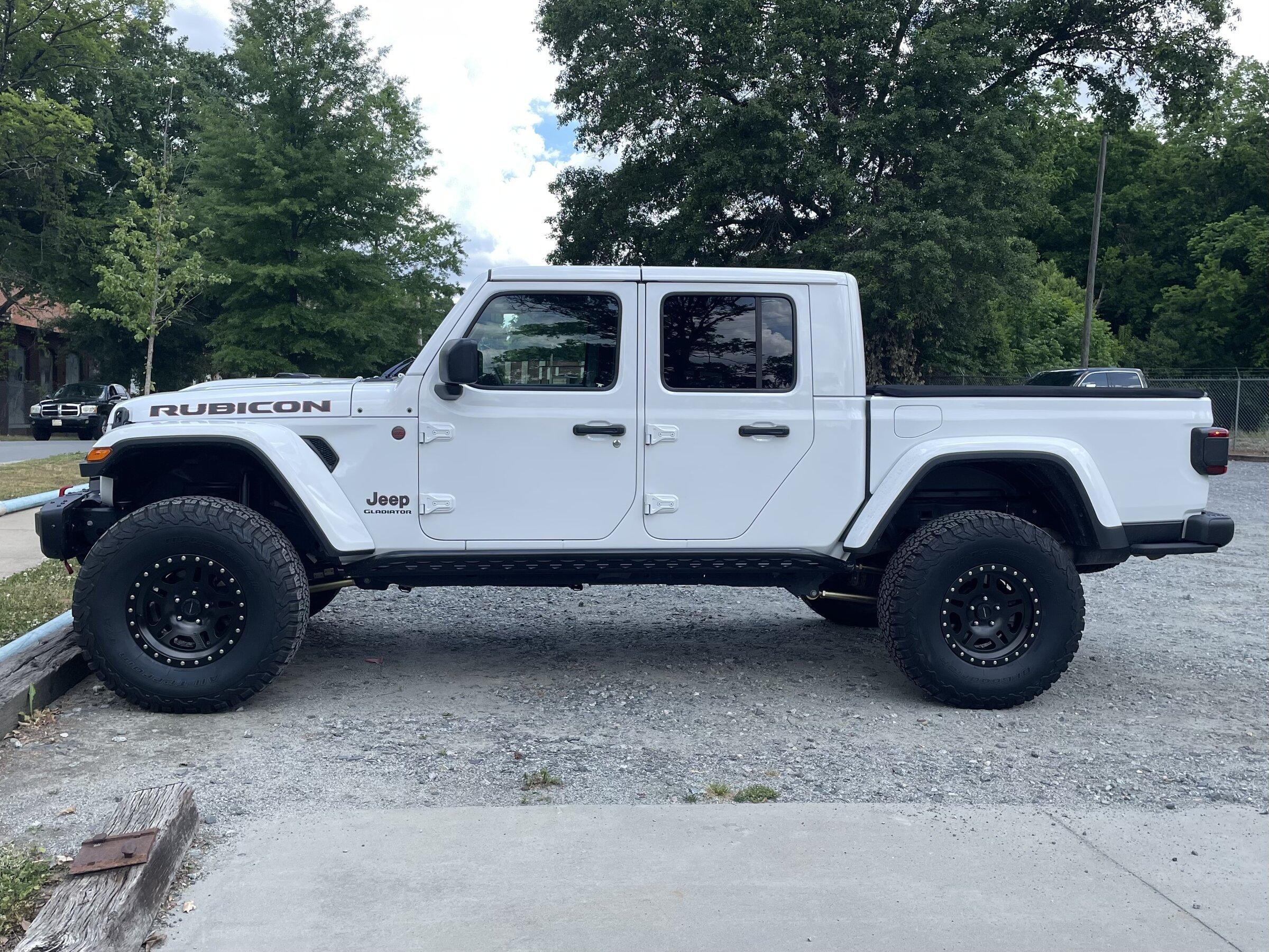 Jeep Gladiator BRIGHT WHITE Gladiator JT Club 00096ABA-D028-46AB-AA73-5683CF5DF7CA
